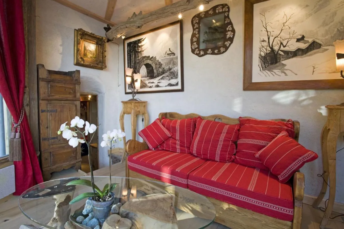 Living room in Hôtel Les Chalets de Philippe avec Jacuzzis Privatifs