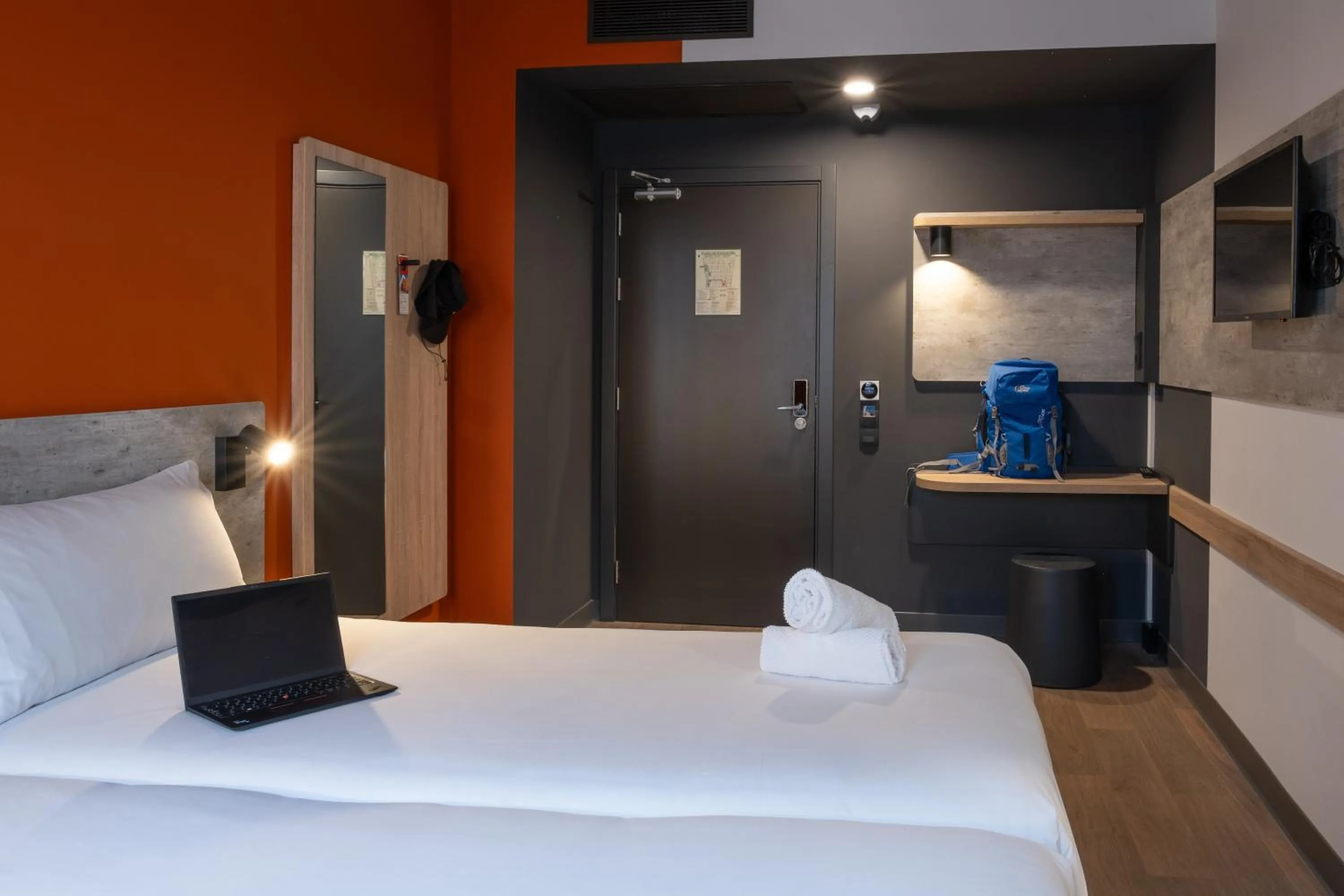 Photo of the whole room, Bed in ibis budget Logroño Centro