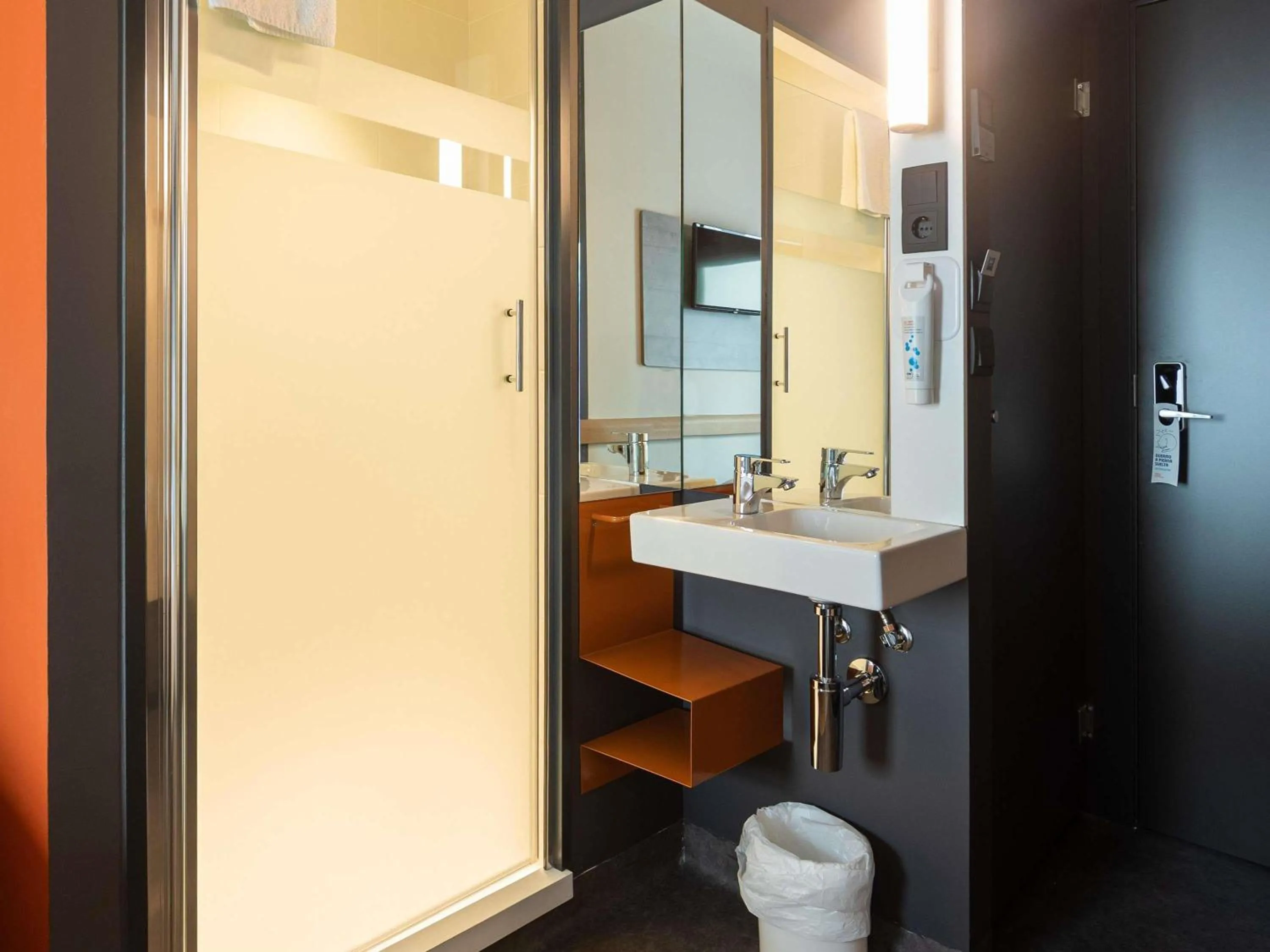 Bedroom in ibis budget Logroño Centro