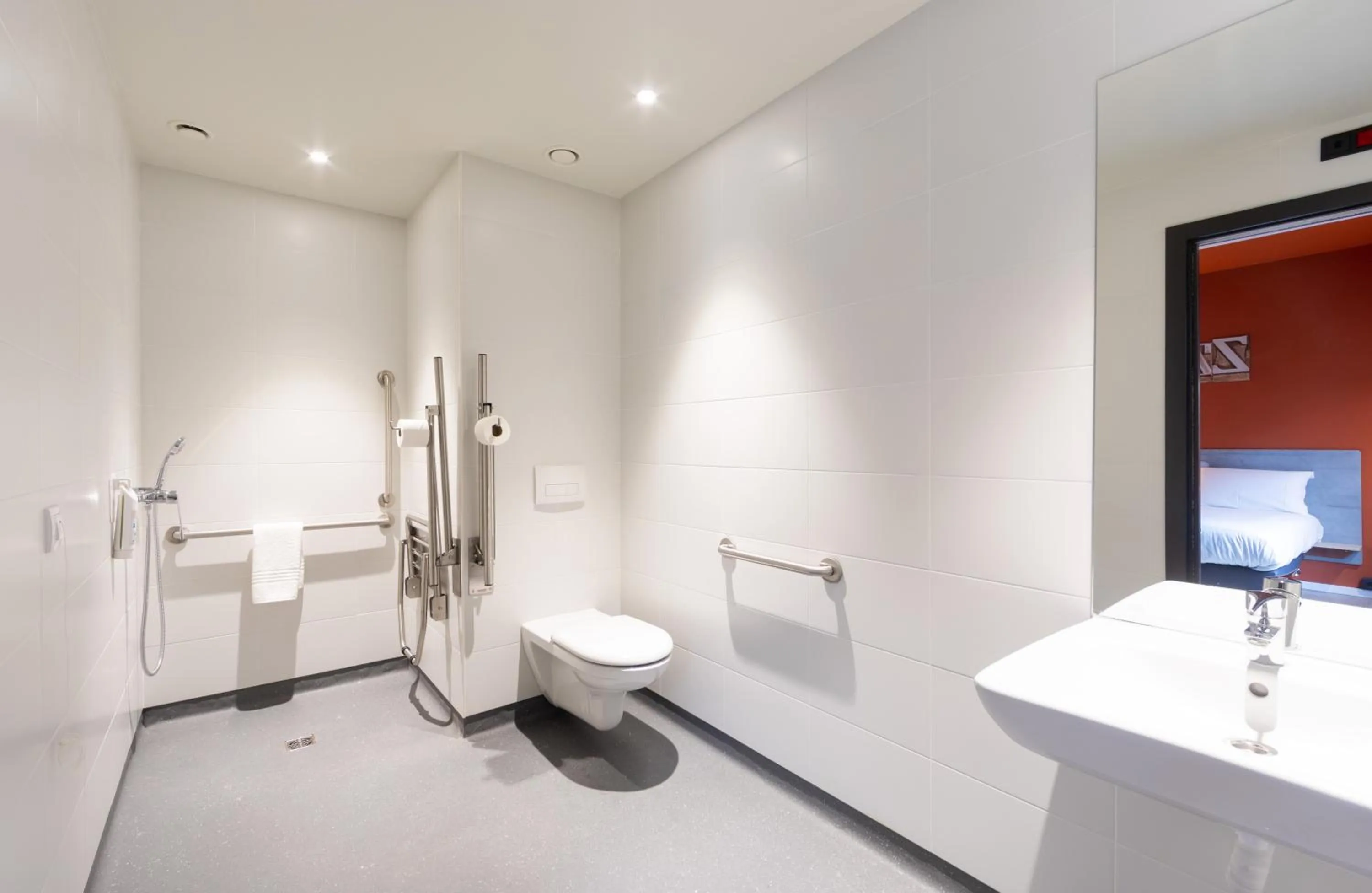 Bathroom in ibis budget Logroño Centro