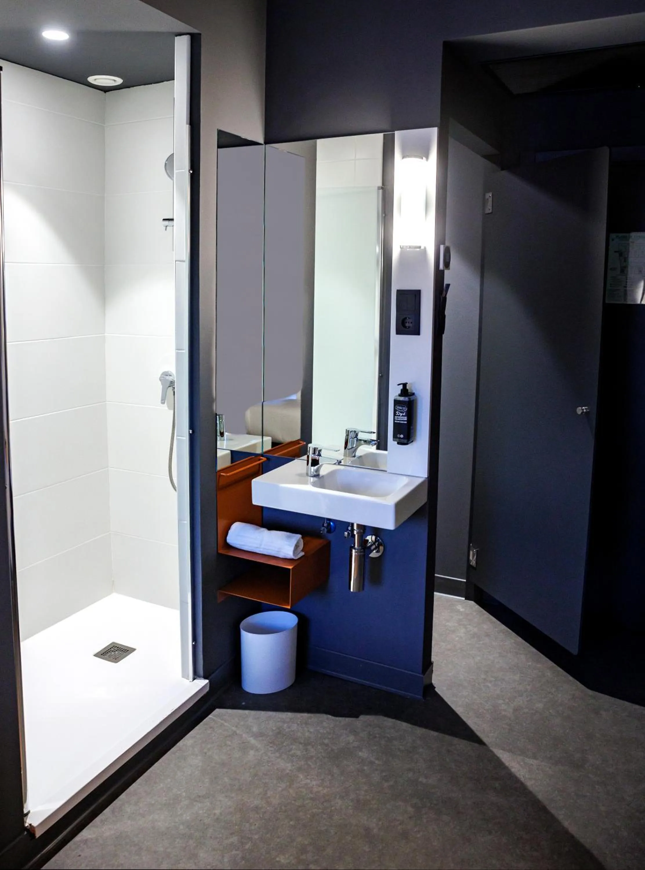 Shower in ibis budget Logroño Centro