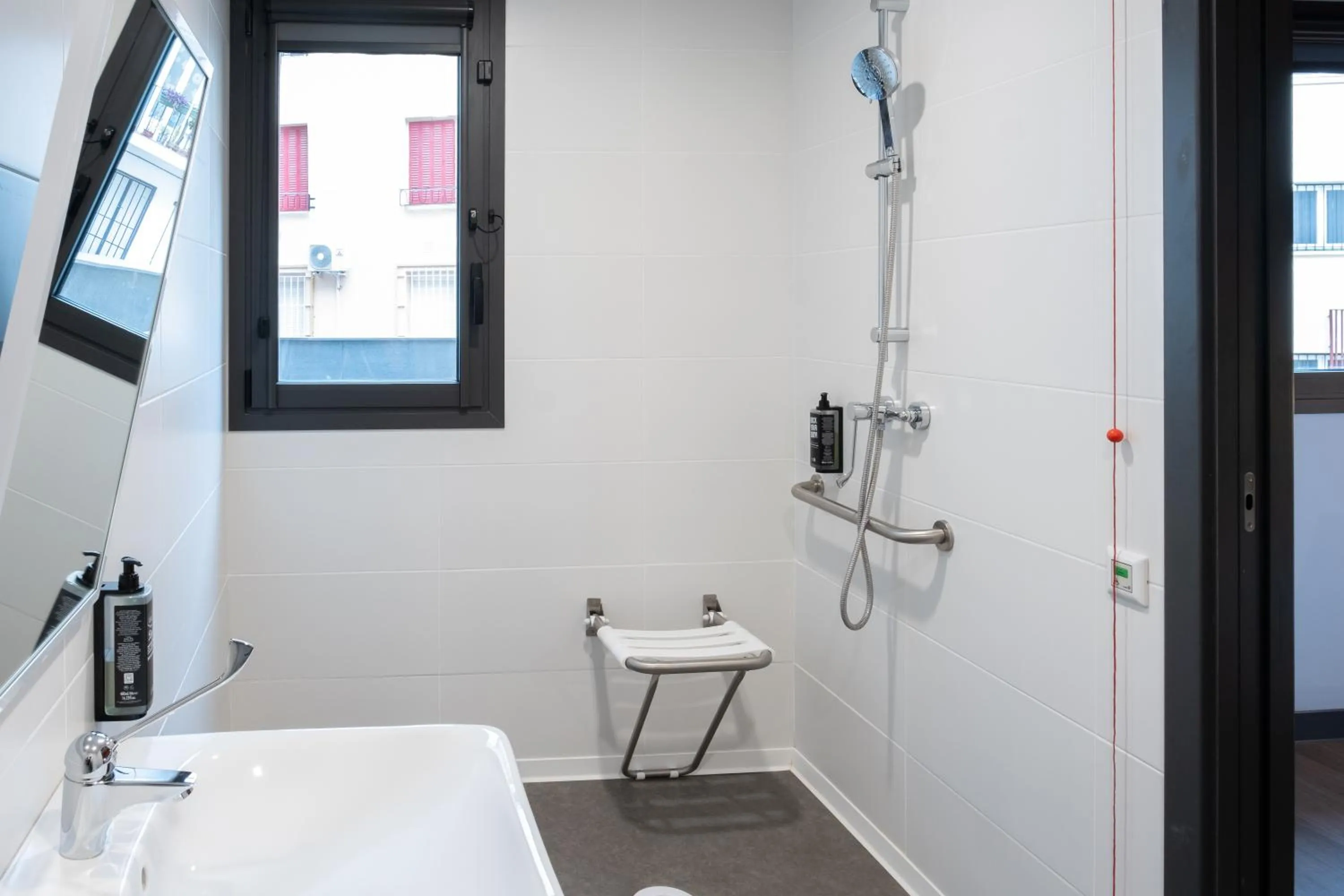 Bathroom in ibis budget Logroño Centro