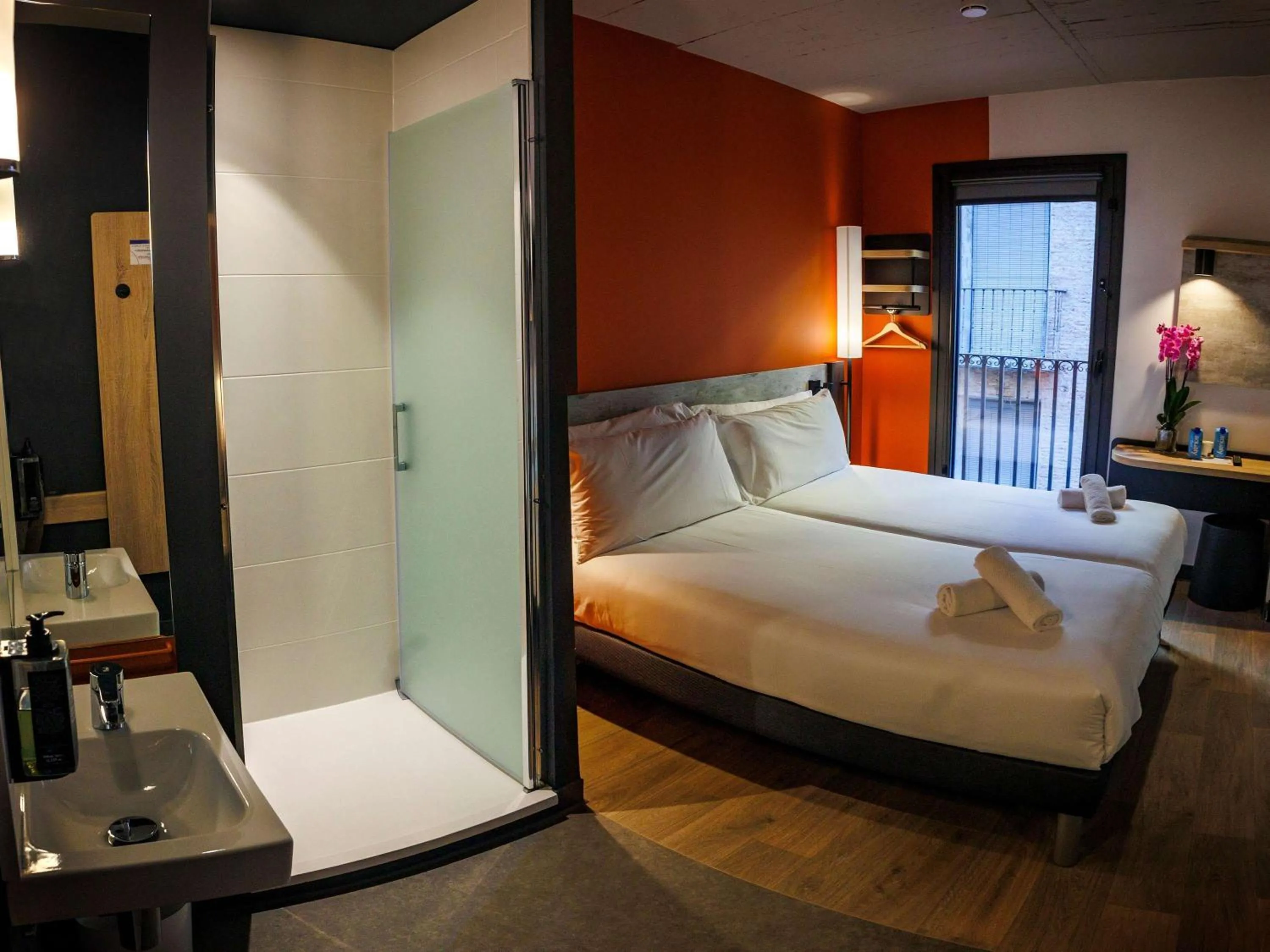 Bathroom, Bed in ibis budget Logroño Centro