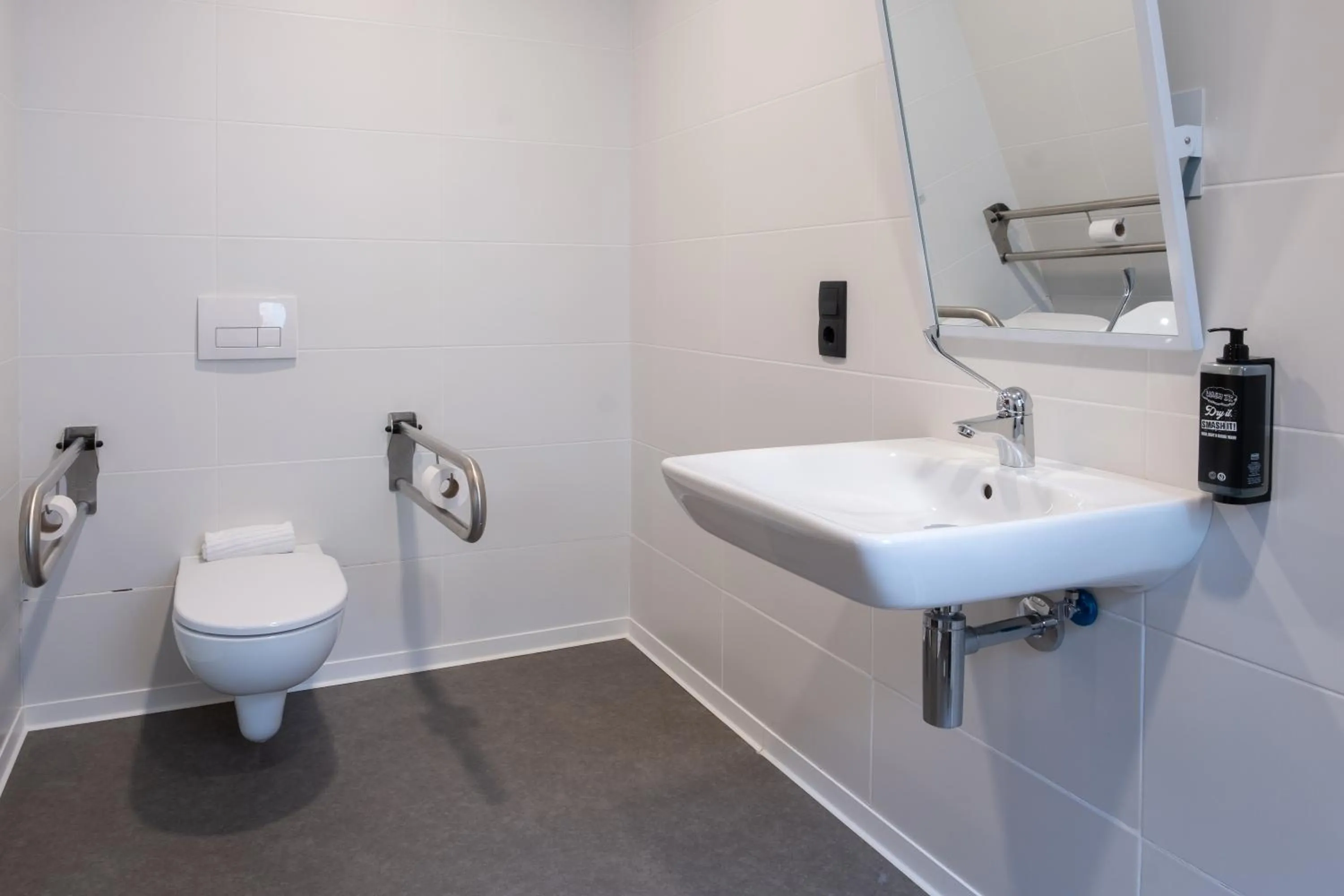 Bathroom in ibis budget Logroño Centro