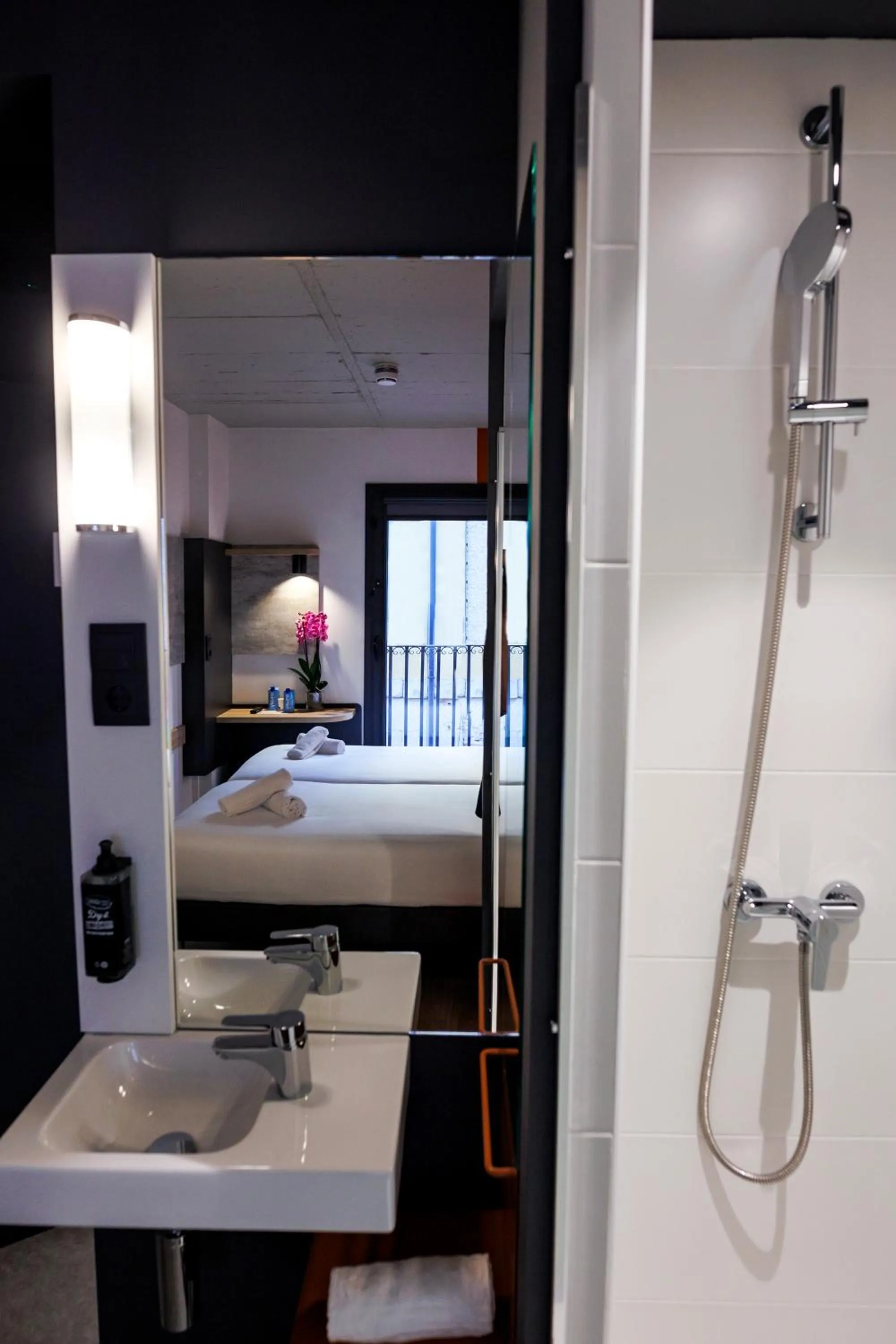 Shower in ibis budget Logroño Centro