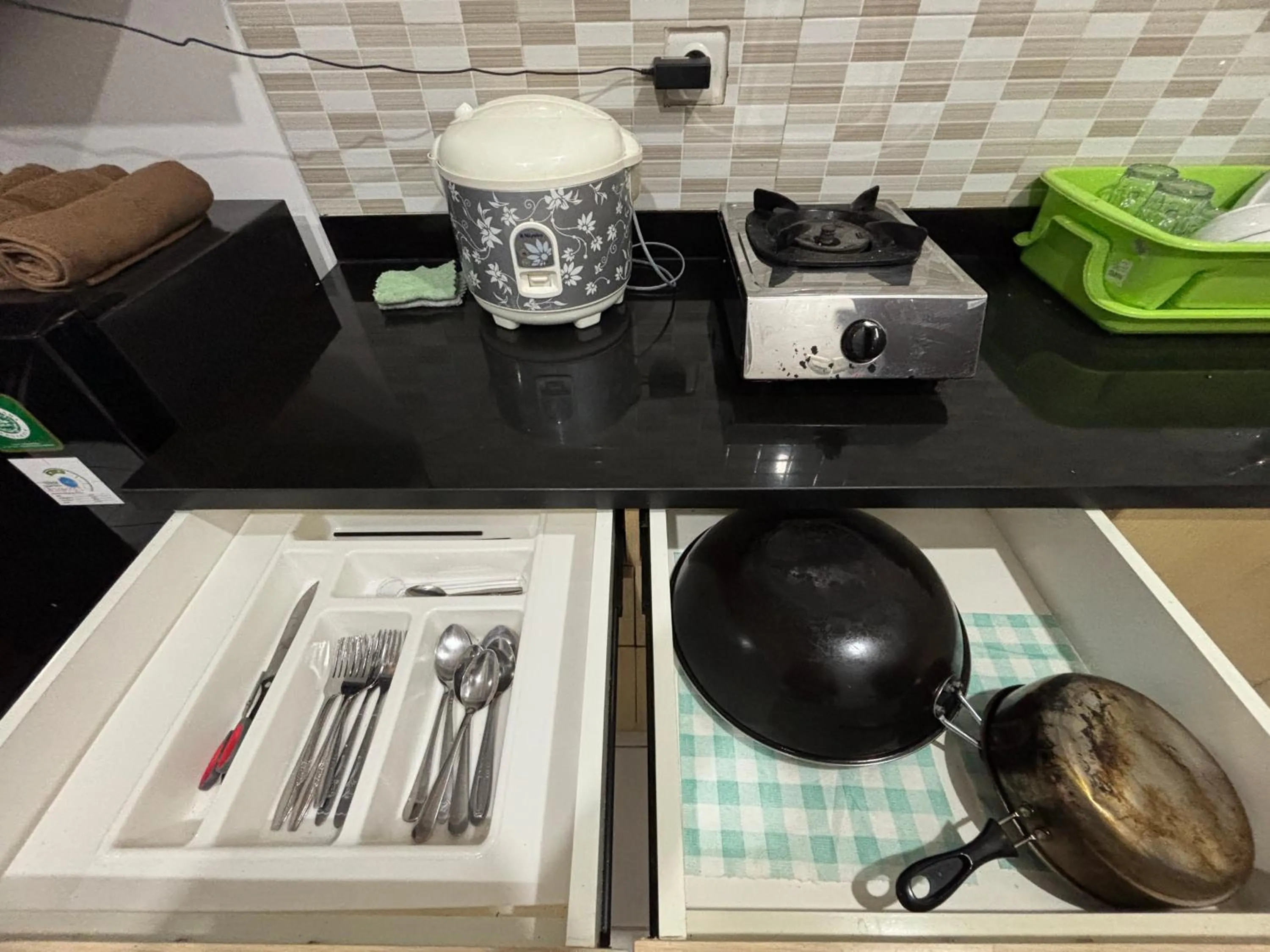 Kitchen or kitchenette in The Jarrdin Apartment Hotels by Ironman