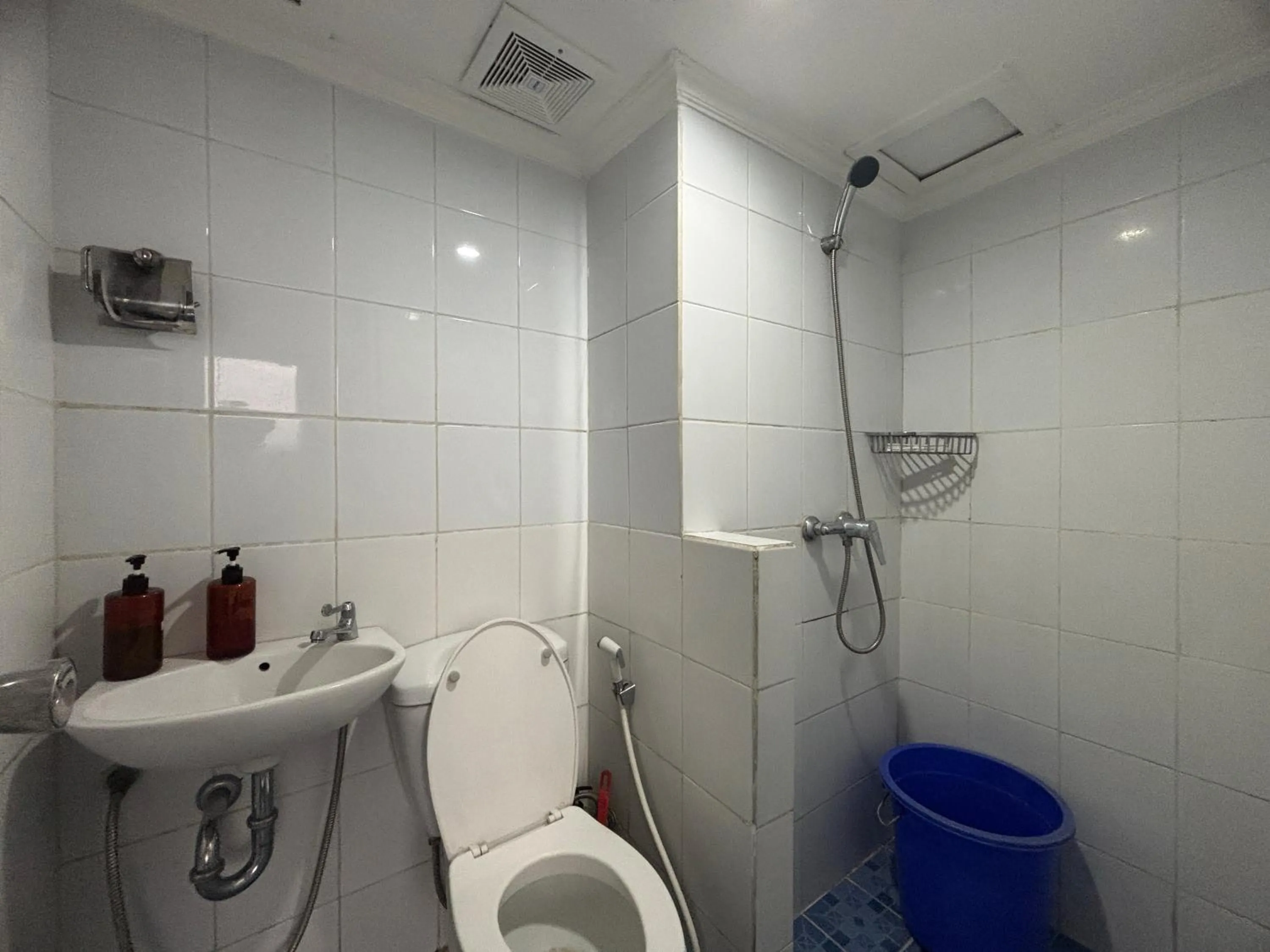 Shower in The Jarrdin Apartment Hotels by Ironman