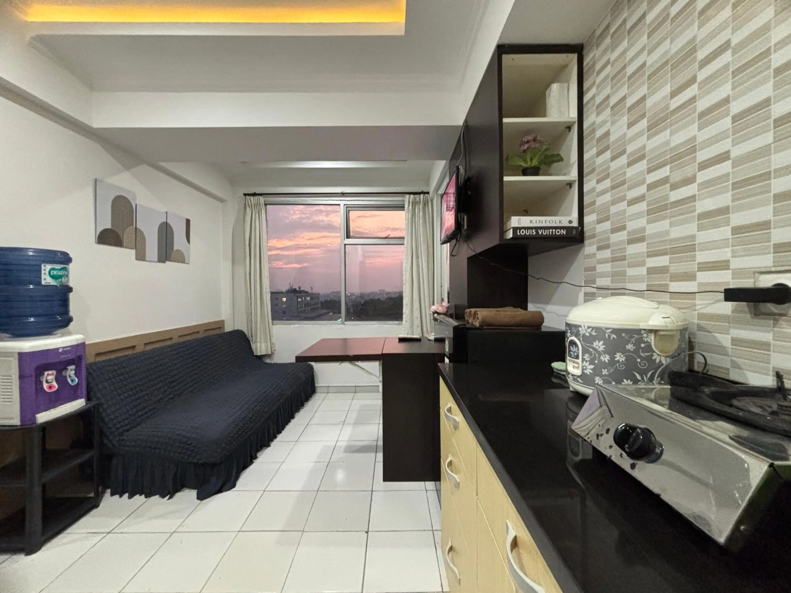 Kitchen or kitchenette in The Jarrdin Apartment Hotels by Ironman