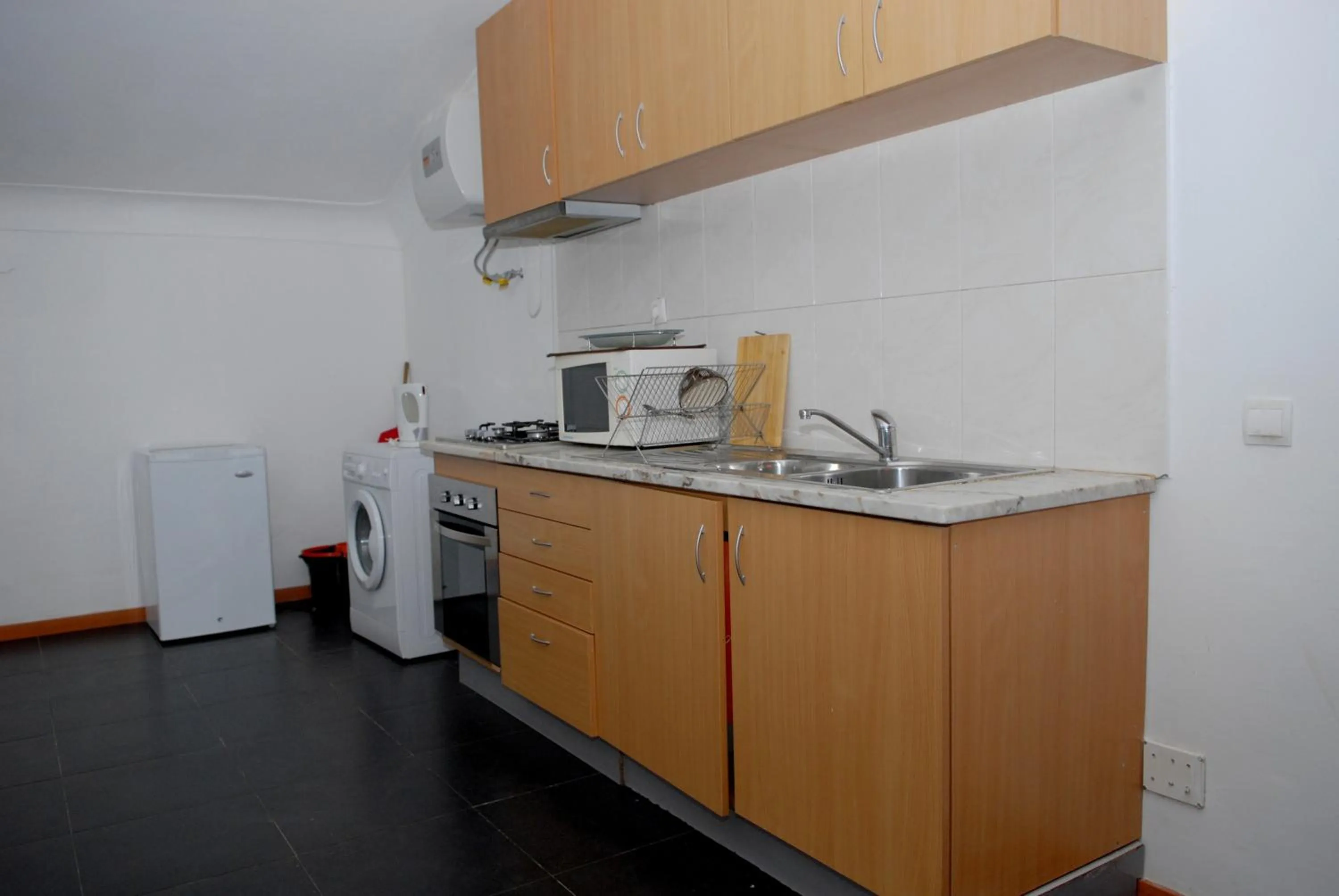 Kitchen or kitchenette in Apartamentos Santiago - Praia