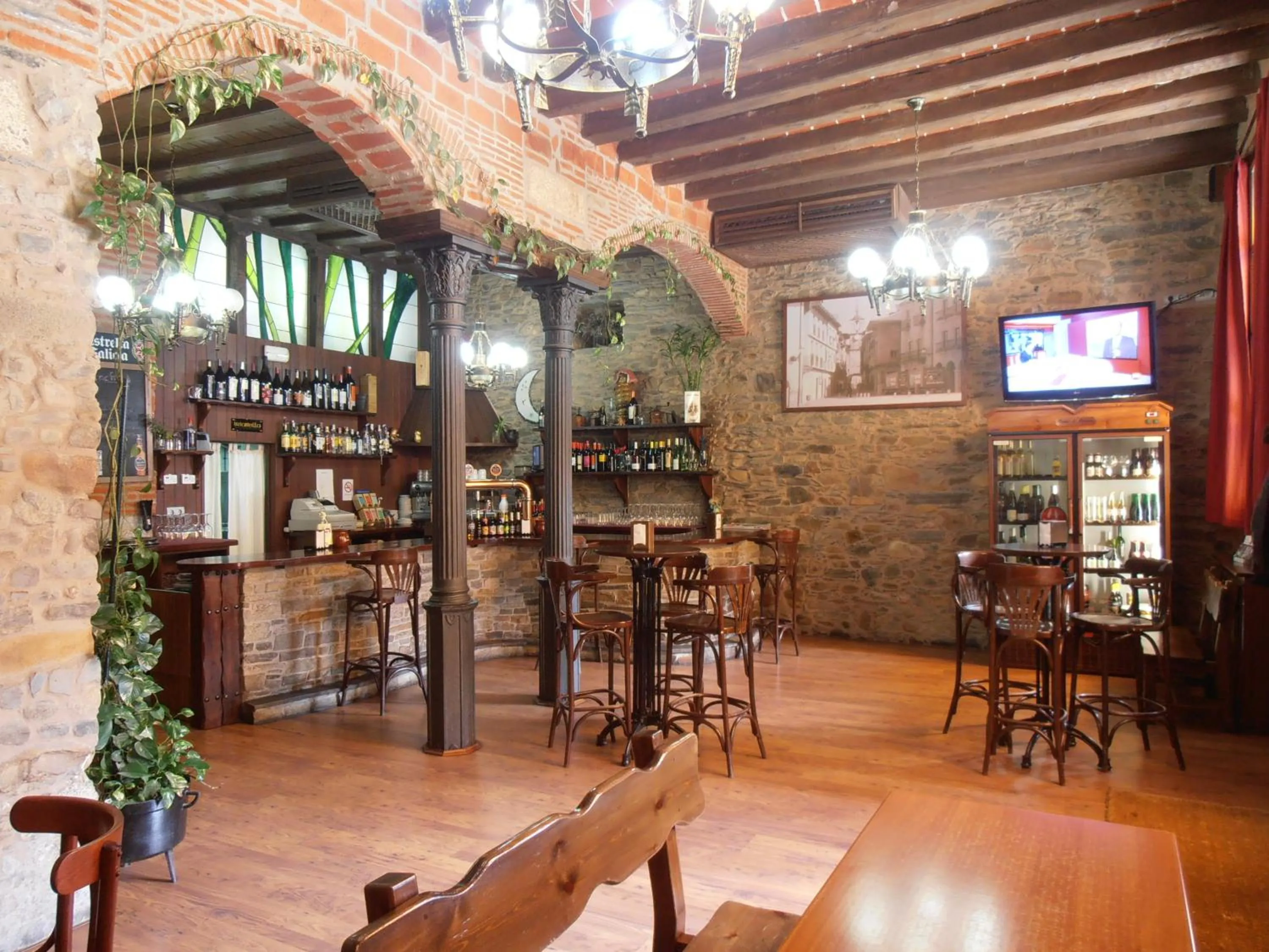 Restaurant/places to eat in Hostal Virgen de la Encina