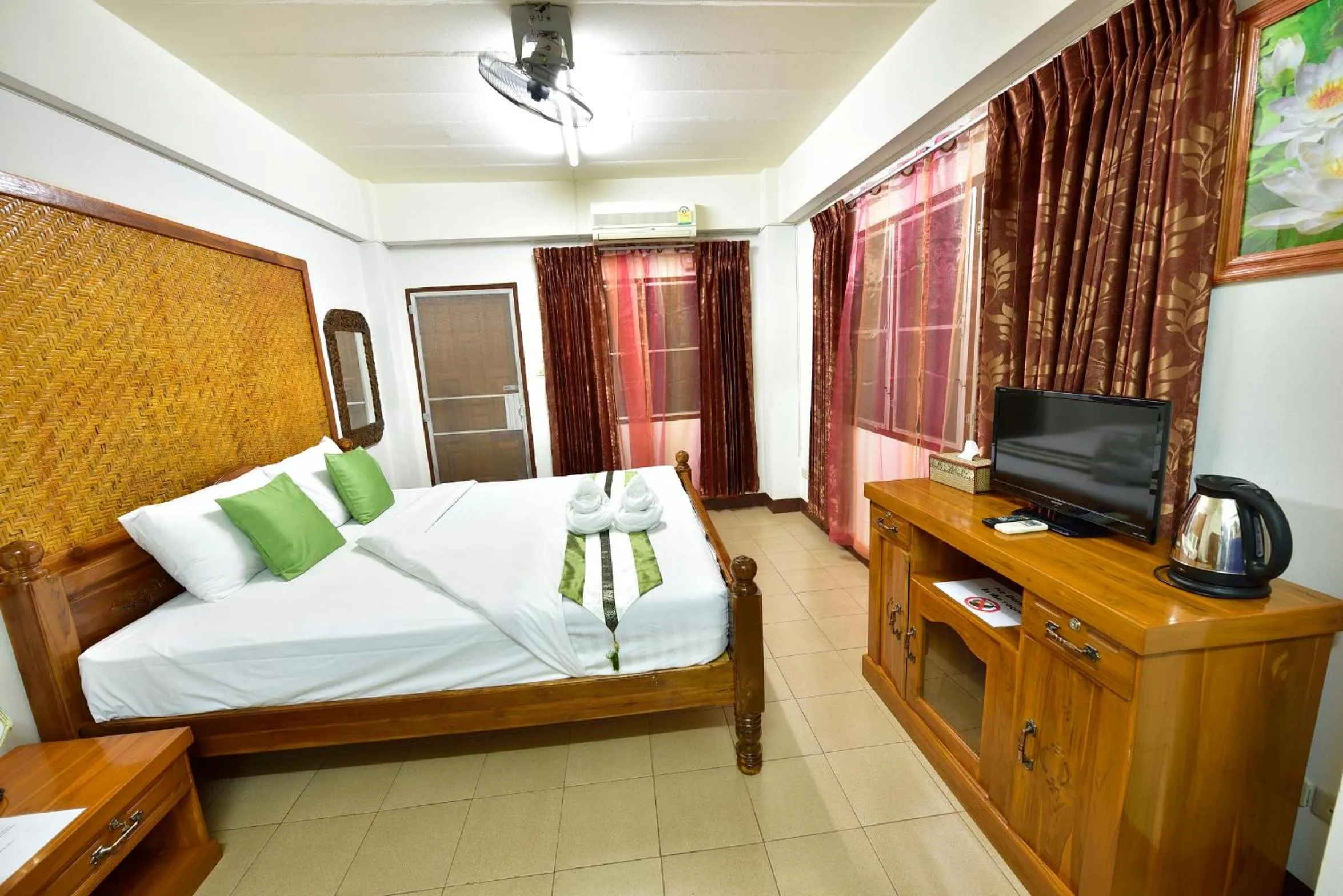 Bathroom, Bed in Saithong House