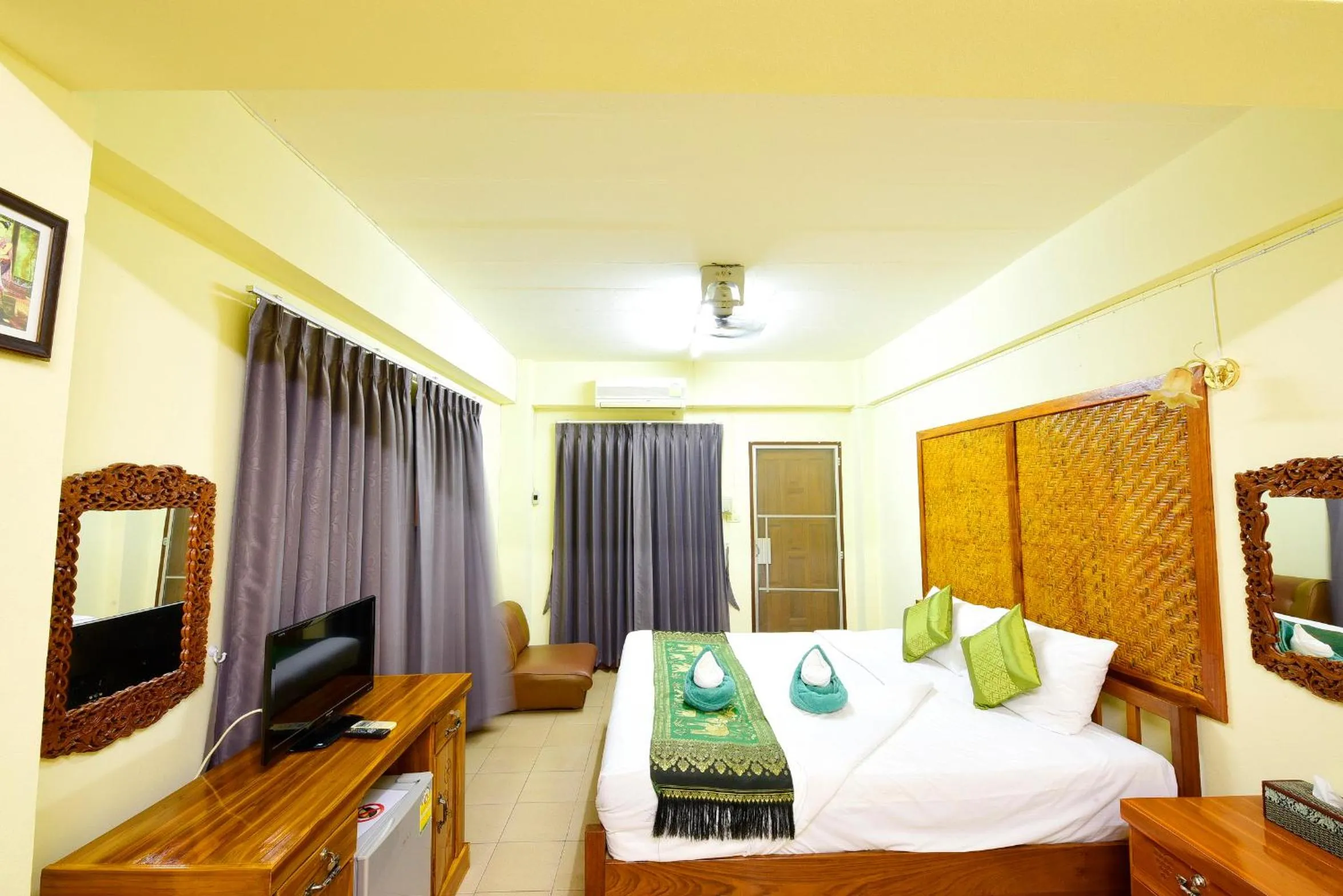 Bathroom, Bed in Saithong House