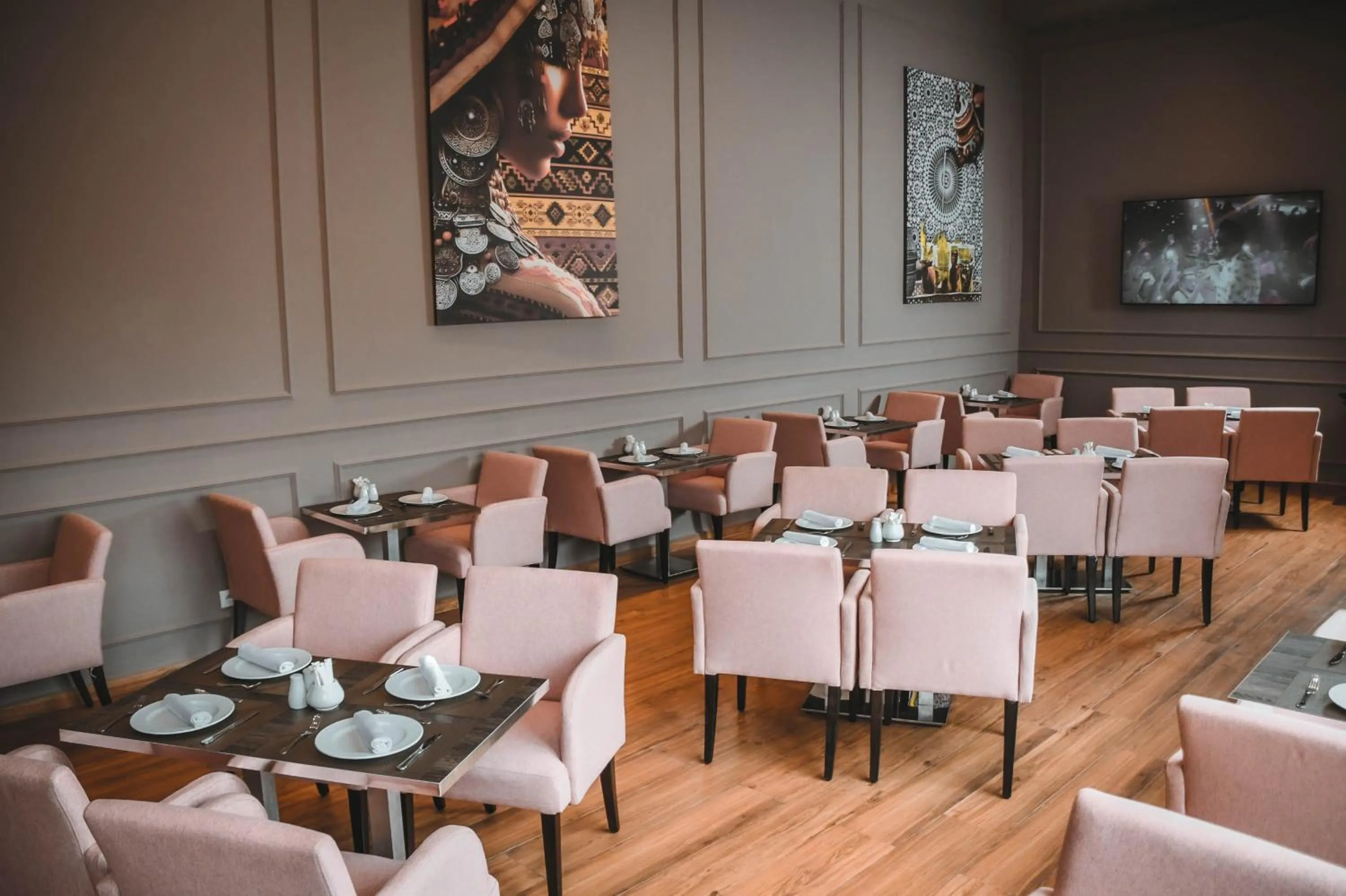 Restaurant/places to eat in 555 Hotel Clubbing Adults Only