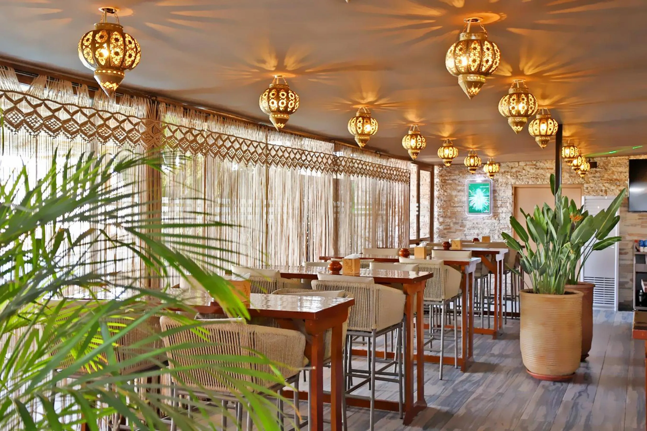 Restaurant/places to eat in 555 Hotel Clubbing Adults Only