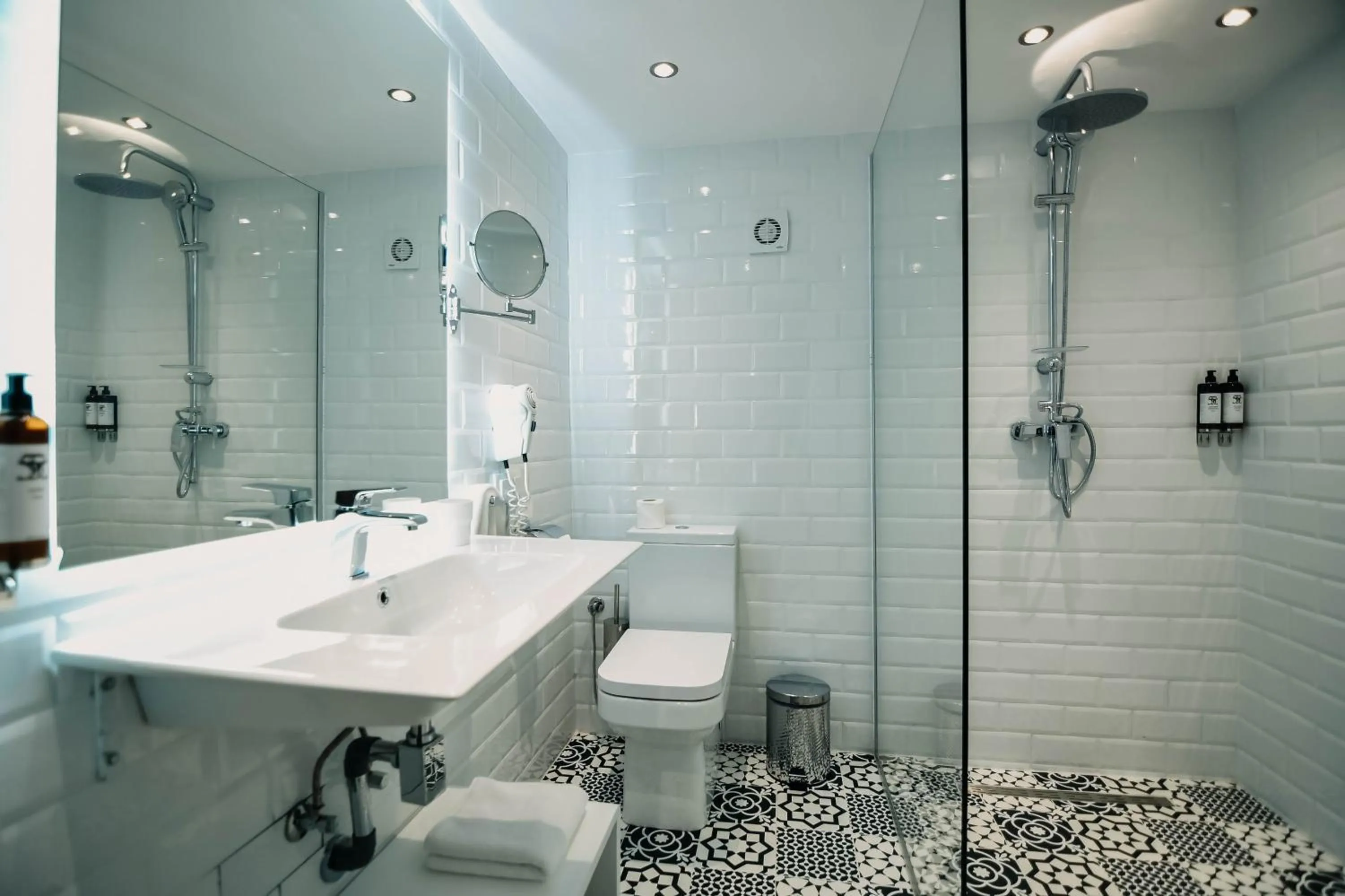 Shower in 555 Hotel Clubbing Adults Only