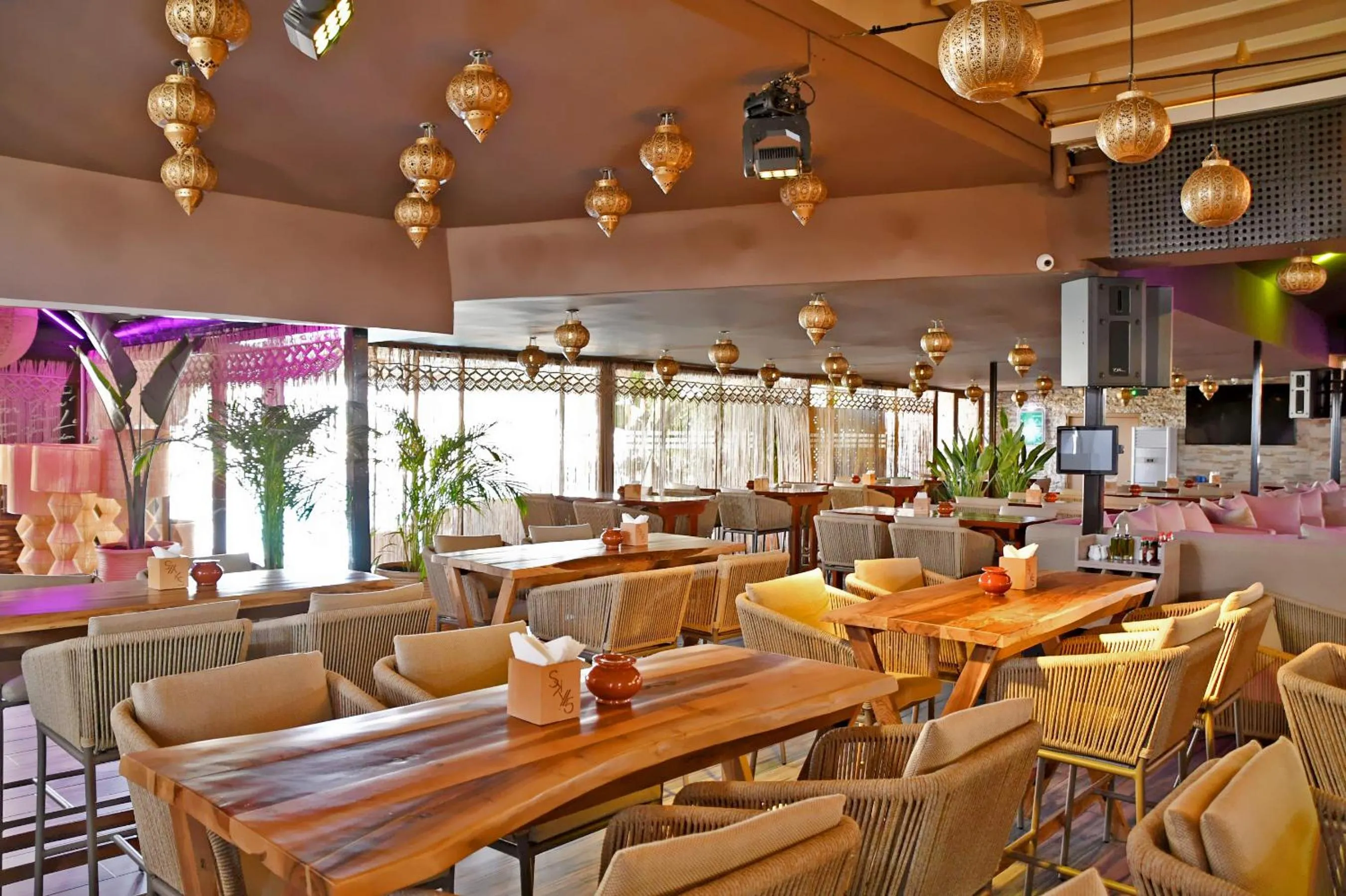 Restaurant/places to eat in 555 Hotel Clubbing Adults Only