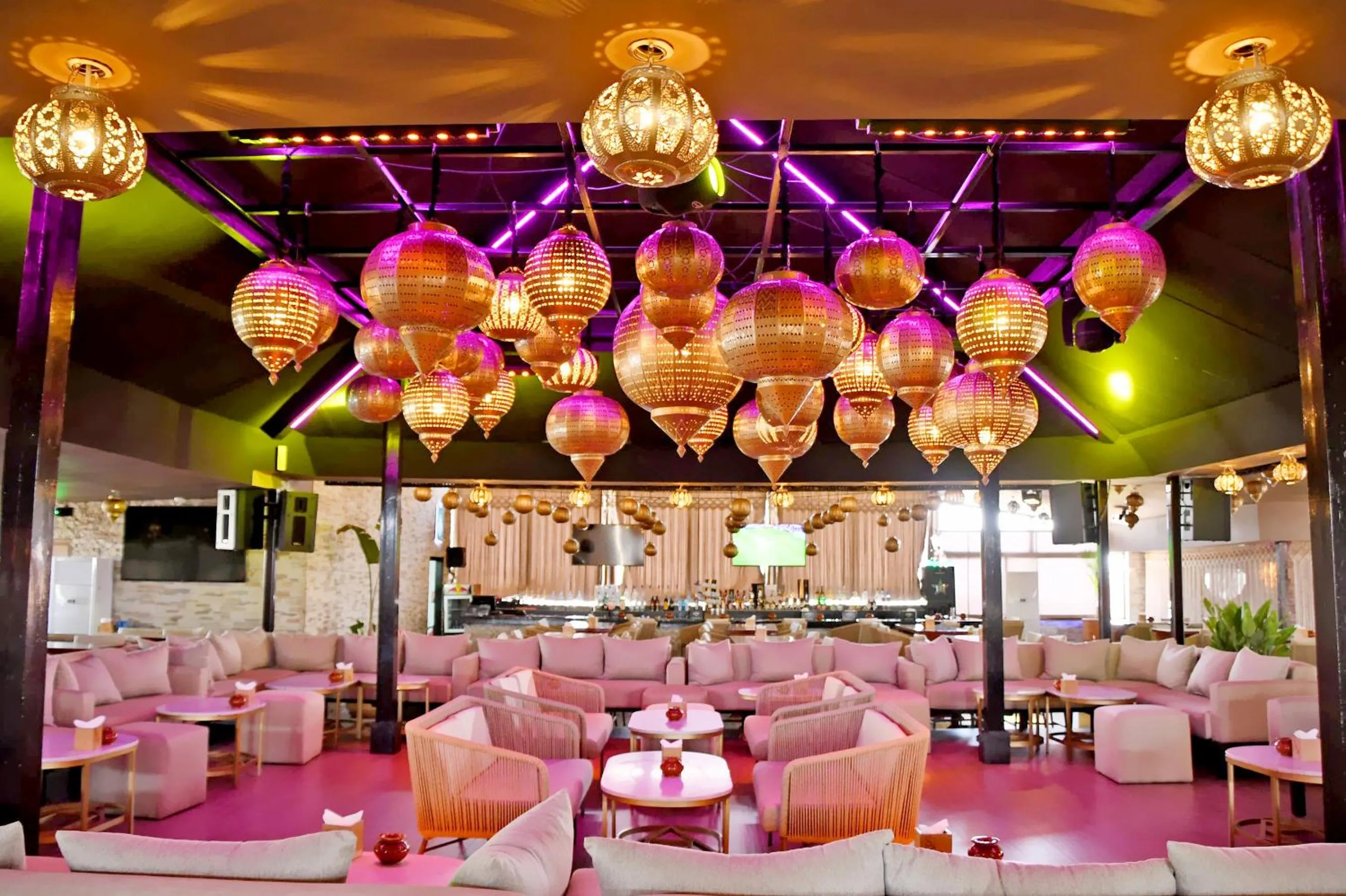 Restaurant/places to eat in 555 Hotel Clubbing Adults Only