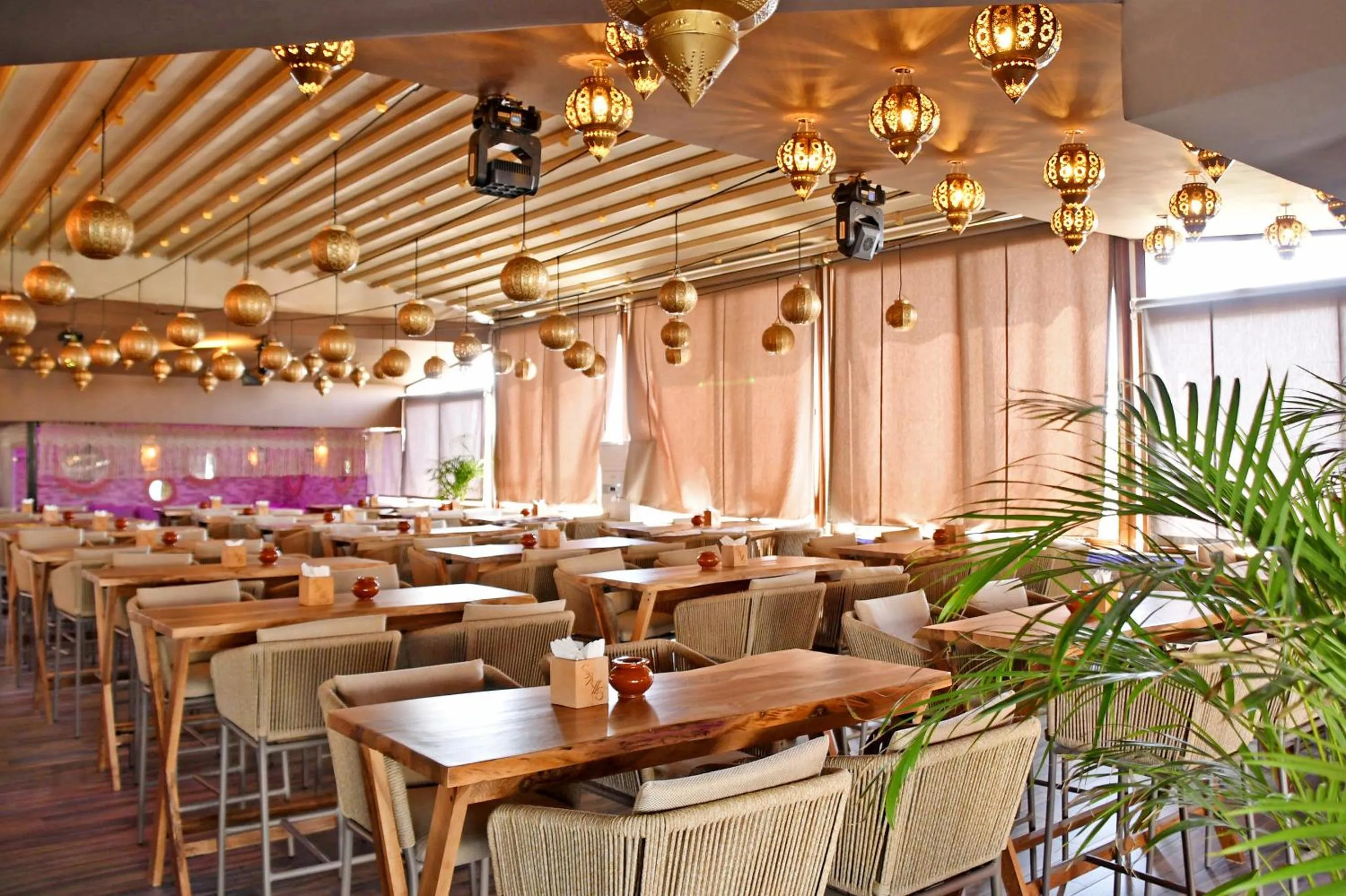 Restaurant/places to eat in 555 Hotel Clubbing Adults Only