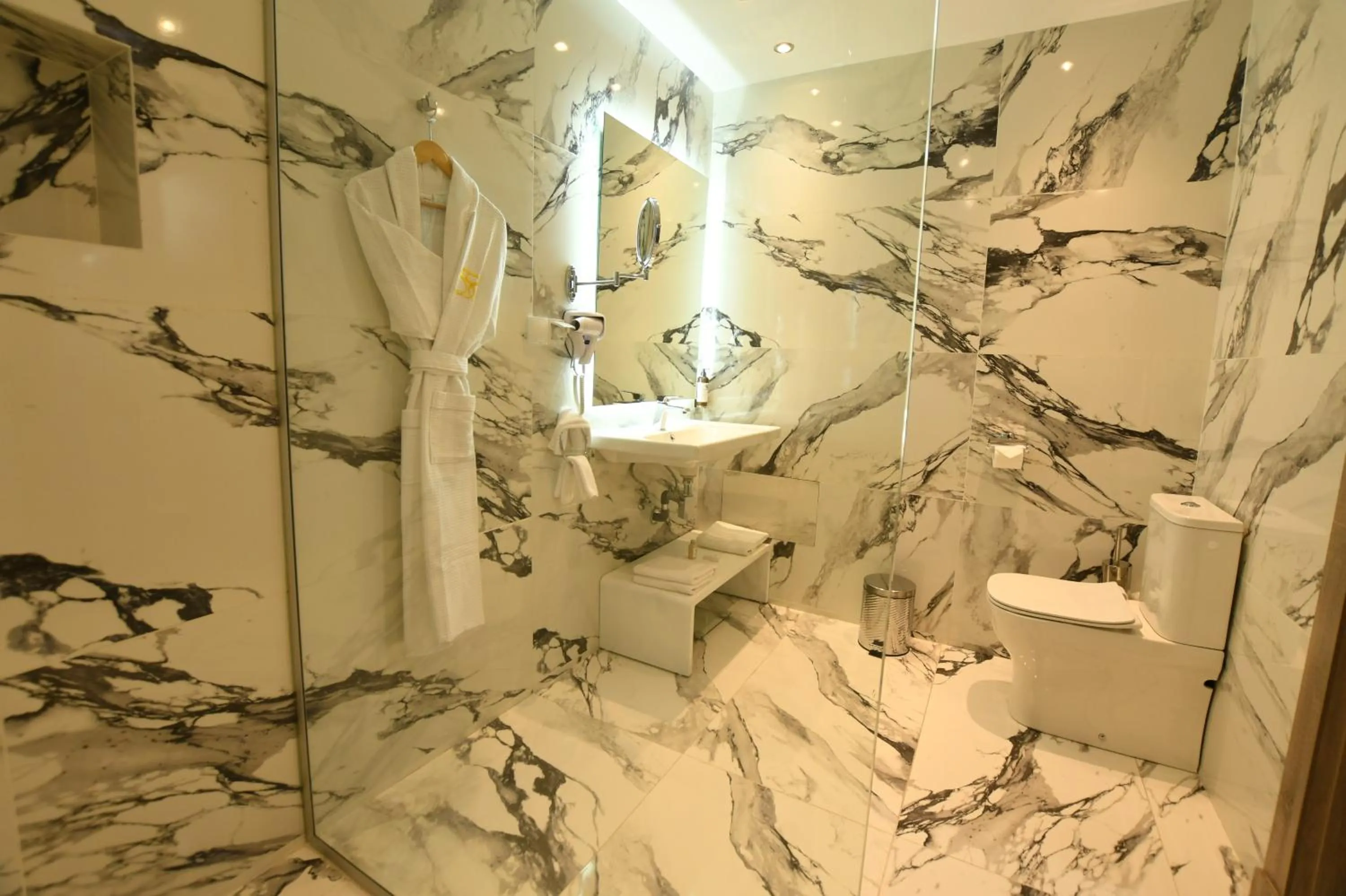 Toilet in 555 Hotel Clubbing Adults Only