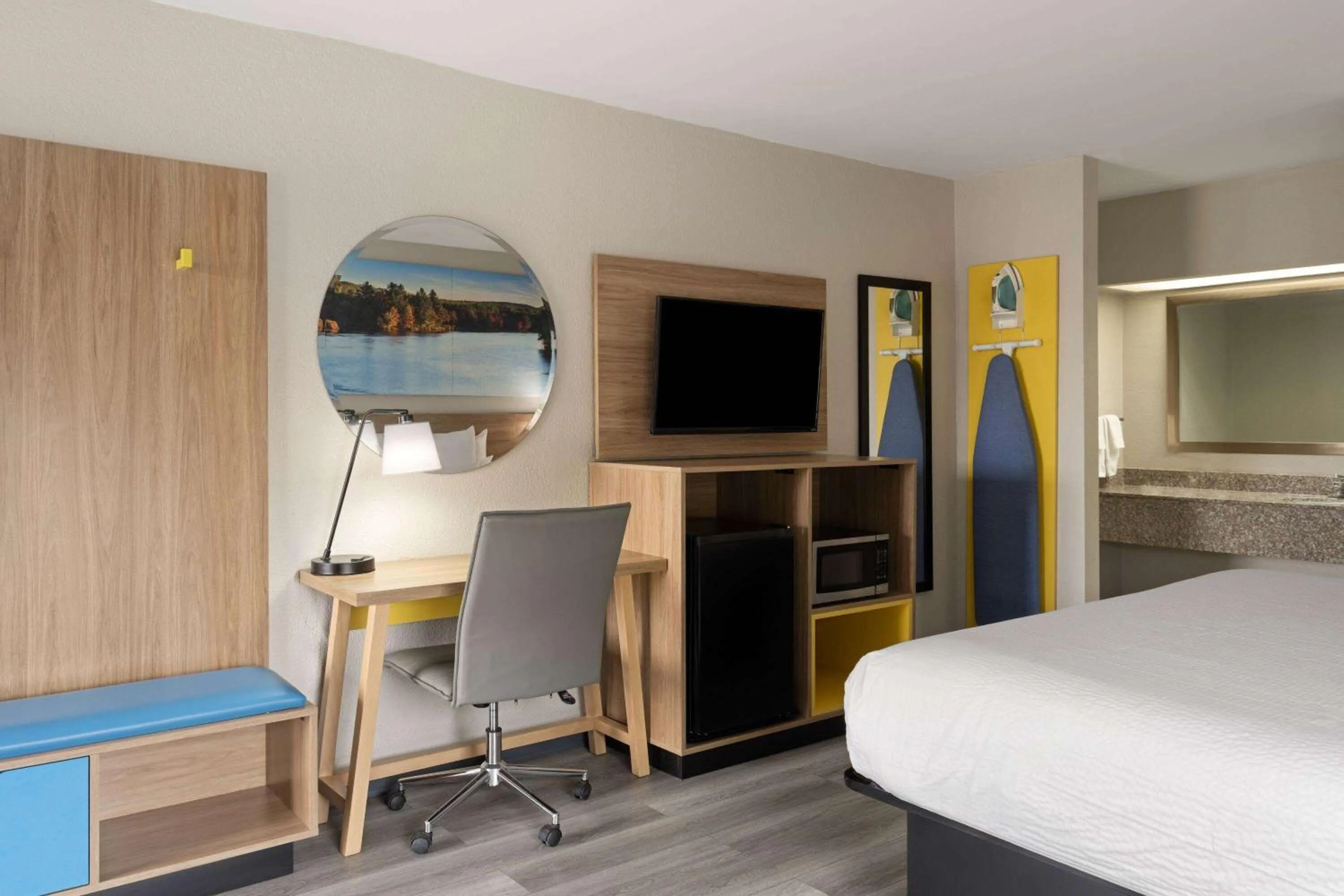 Photo of the whole room, Bed in Days Inn by Wyndham Weldon Roanoke Rapids