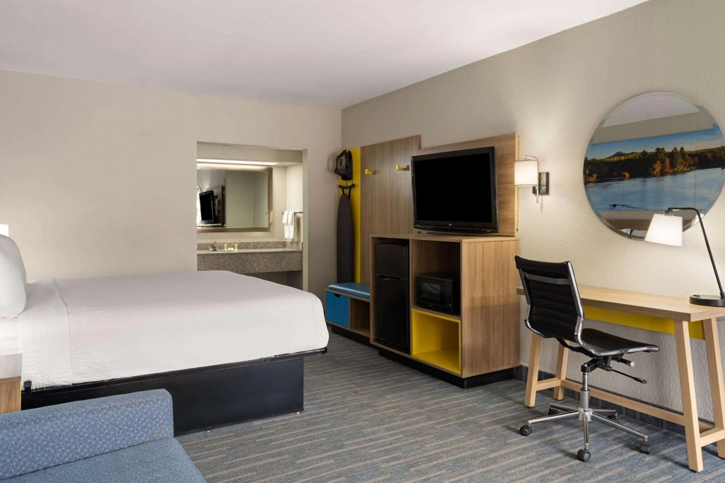 Photo of the whole room, Bed in Days Inn by Wyndham Weldon Roanoke Rapids