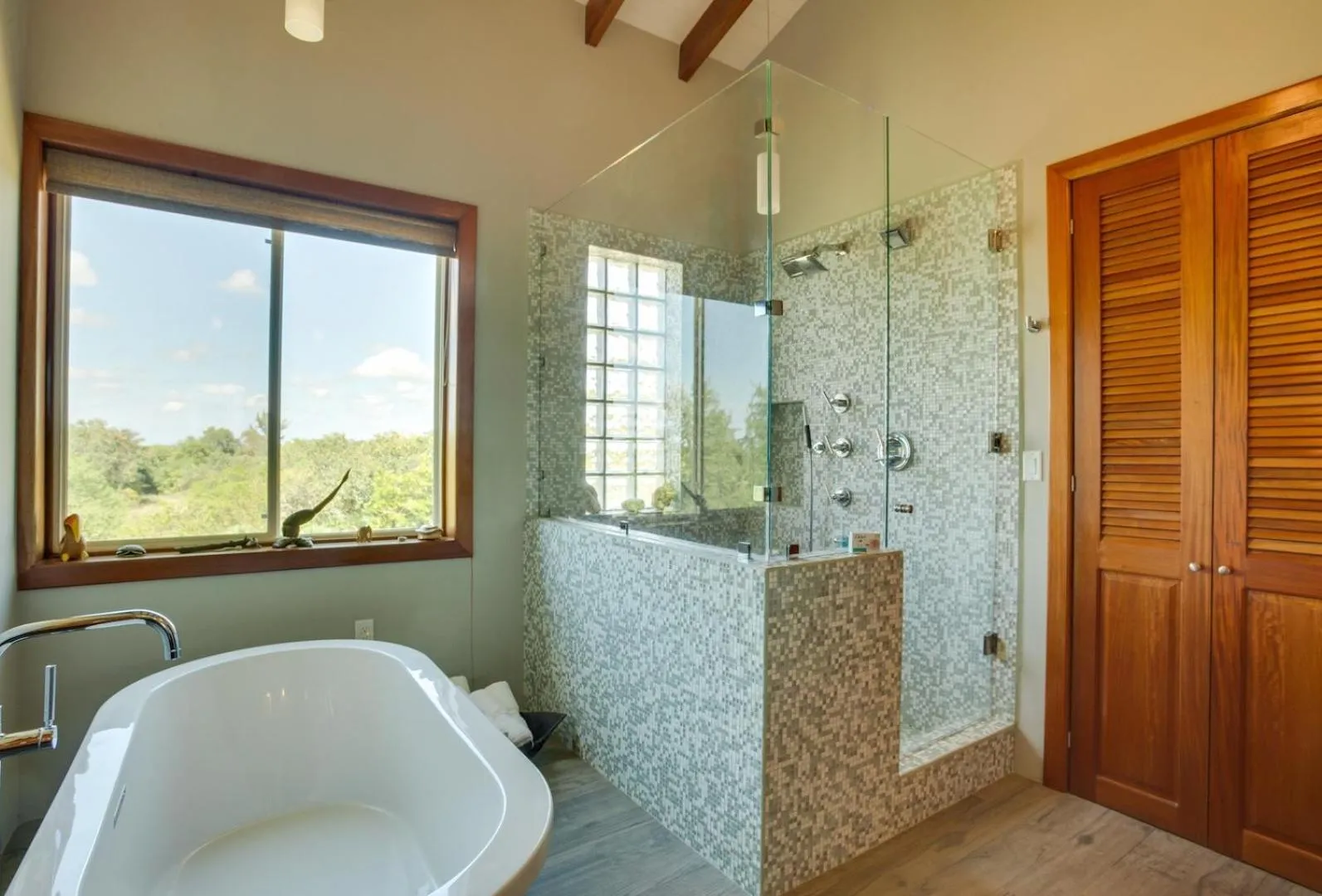 Shower in Marazul Belize