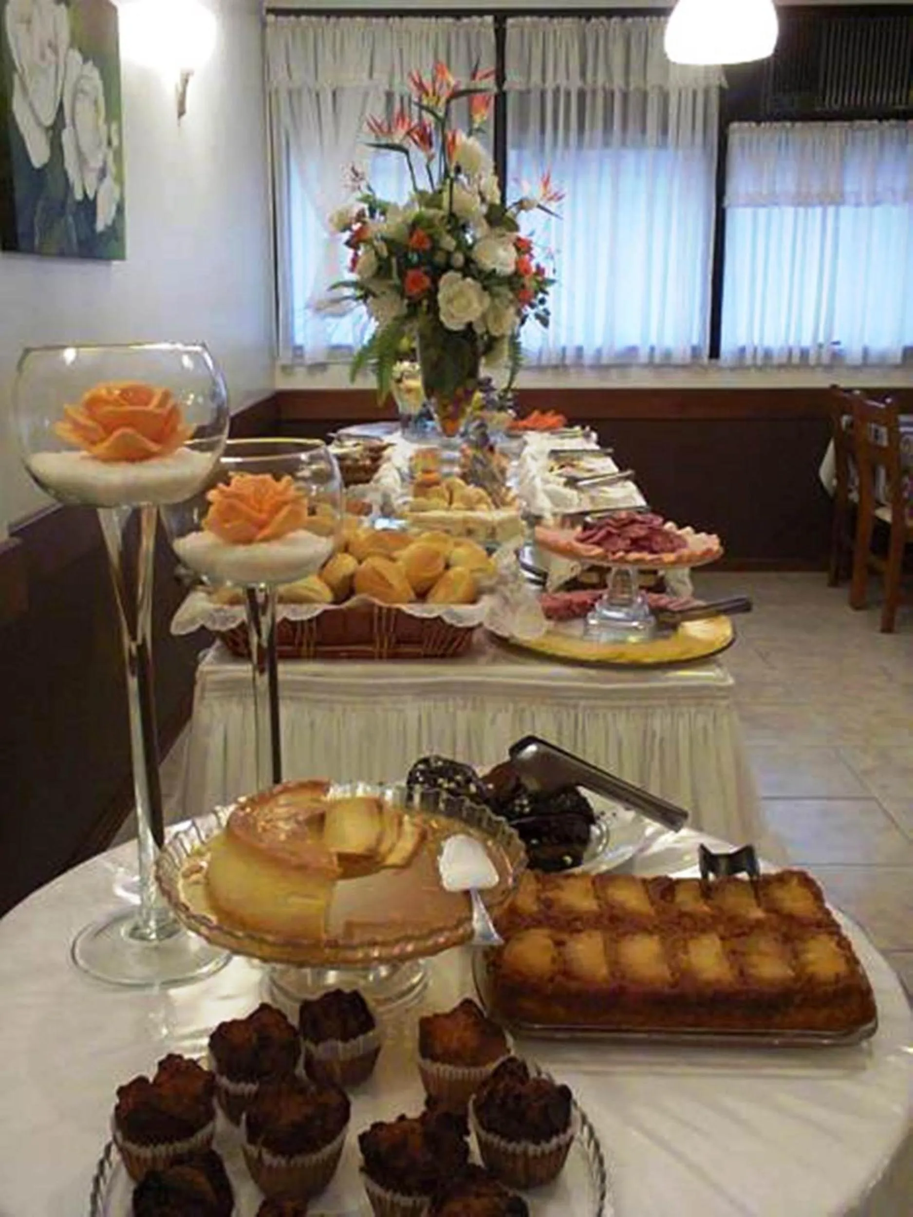 Restaurant/places to eat in River Hotel