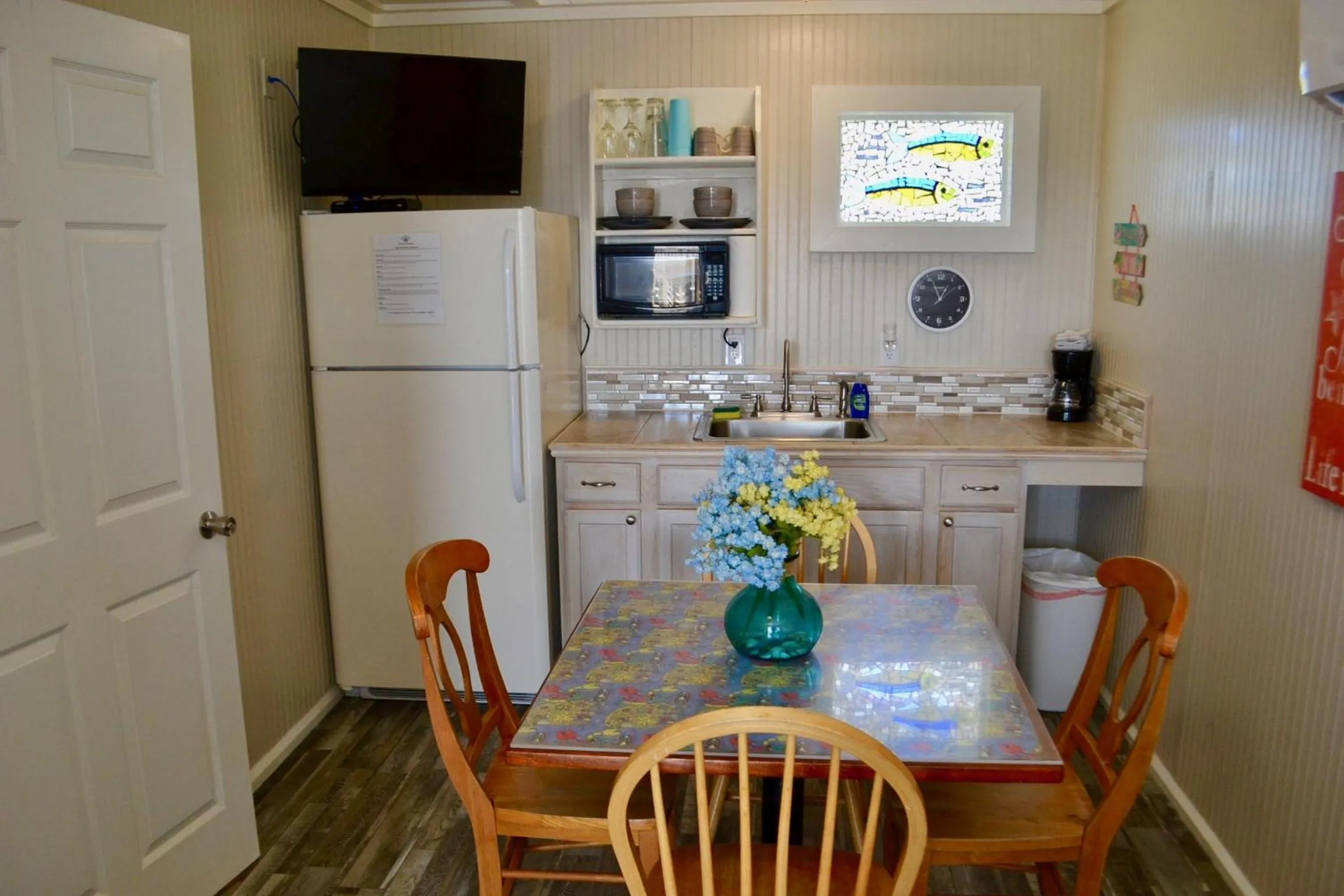 Kitchen or kitchenette in Blue Dolphin Inn and Cottages