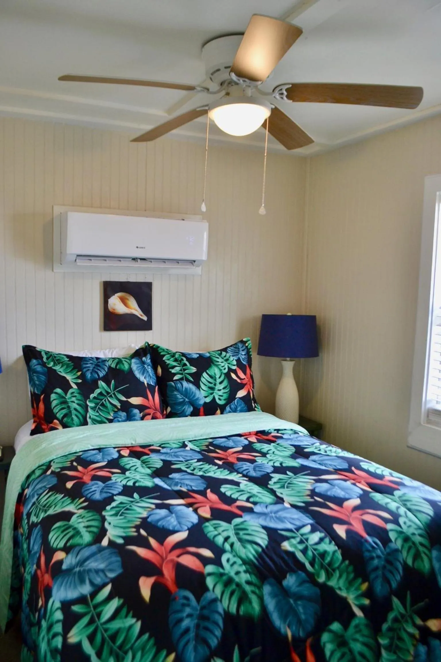 Bedroom, Bed in Blue Dolphin Inn and Cottages