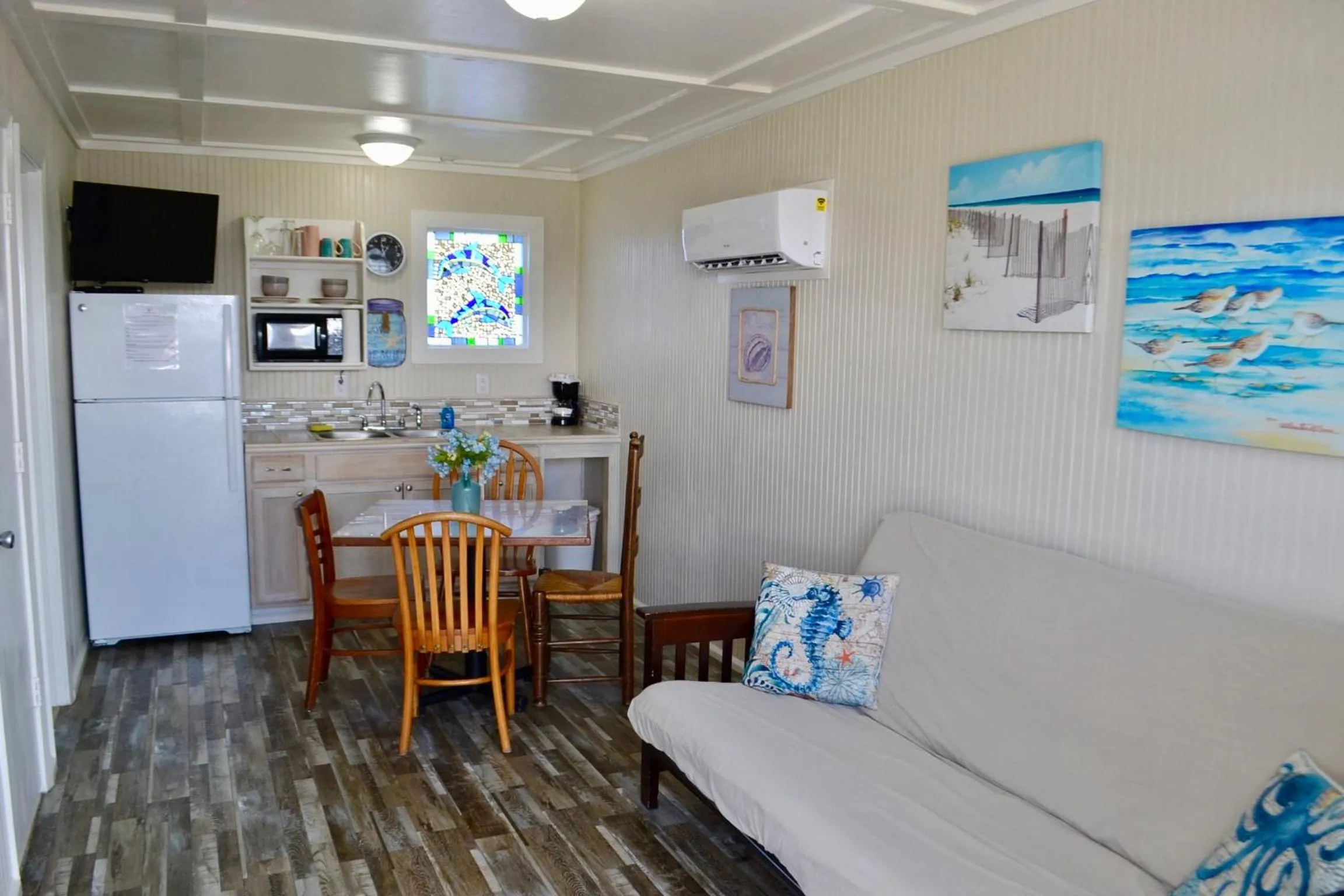 Kitchen or kitchenette in Blue Dolphin Inn and Cottages