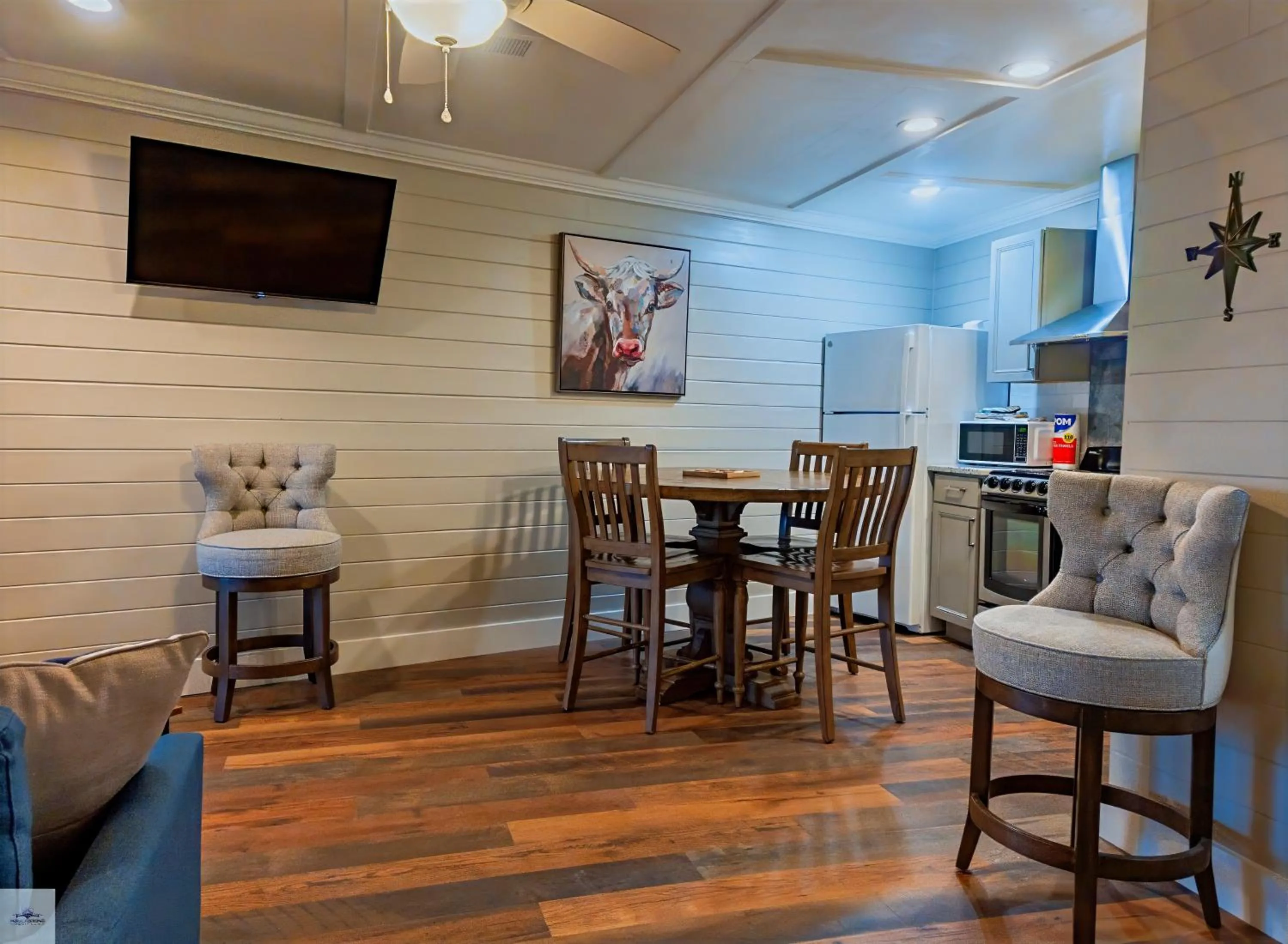 Kitchen or kitchenette in Blue Dolphin Inn and Cottages