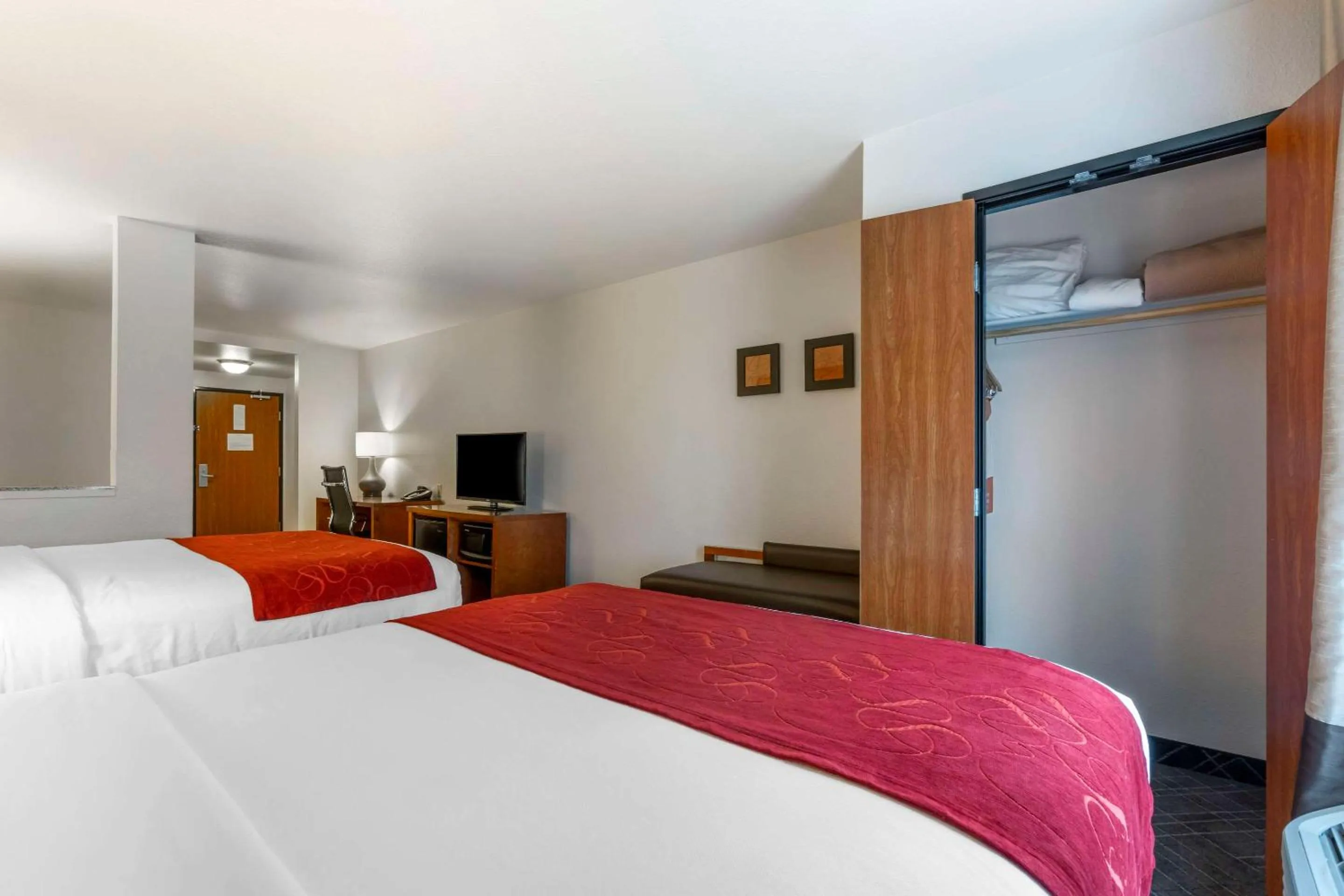 Bedroom, Bed in Comfort Suites Redding - Shasta Lake