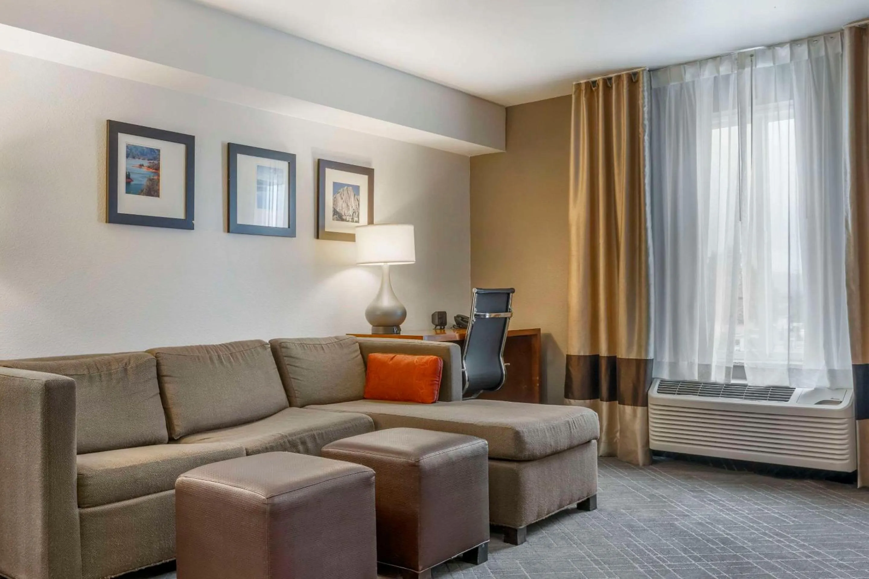 Bedroom in Comfort Suites Redding - Shasta Lake