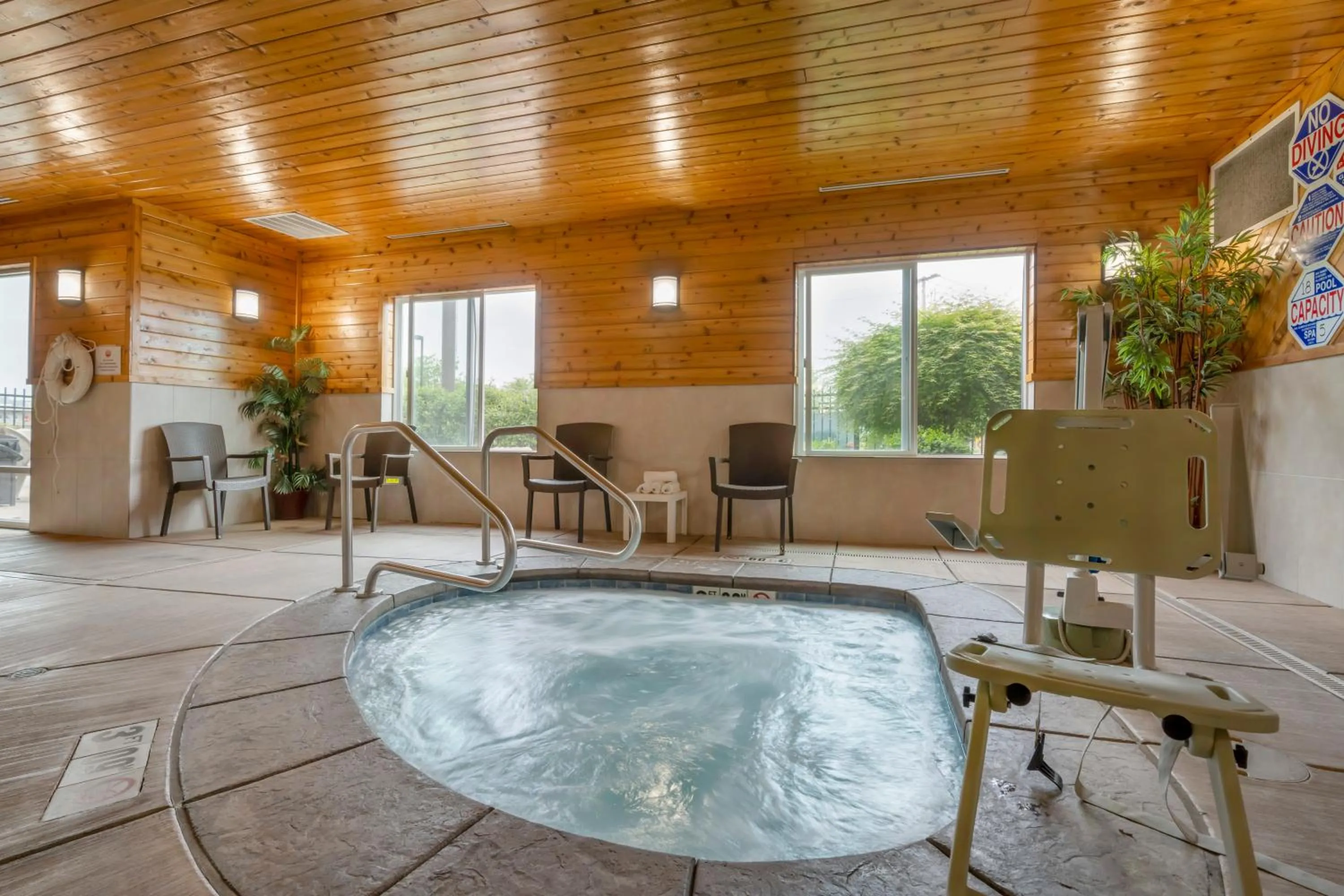 Hot Tub in Comfort Suites Redding - Shasta Lake
