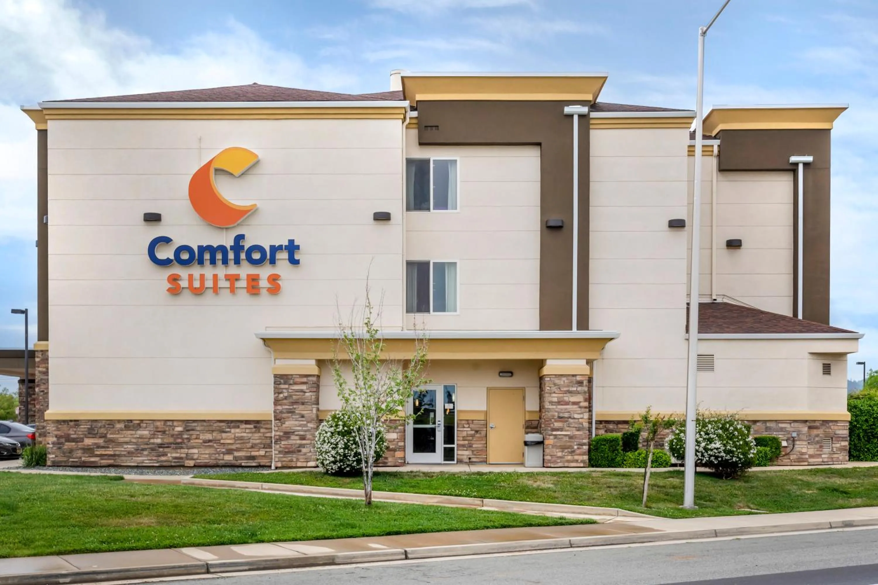 Property building in Comfort Suites Redding - Shasta Lake