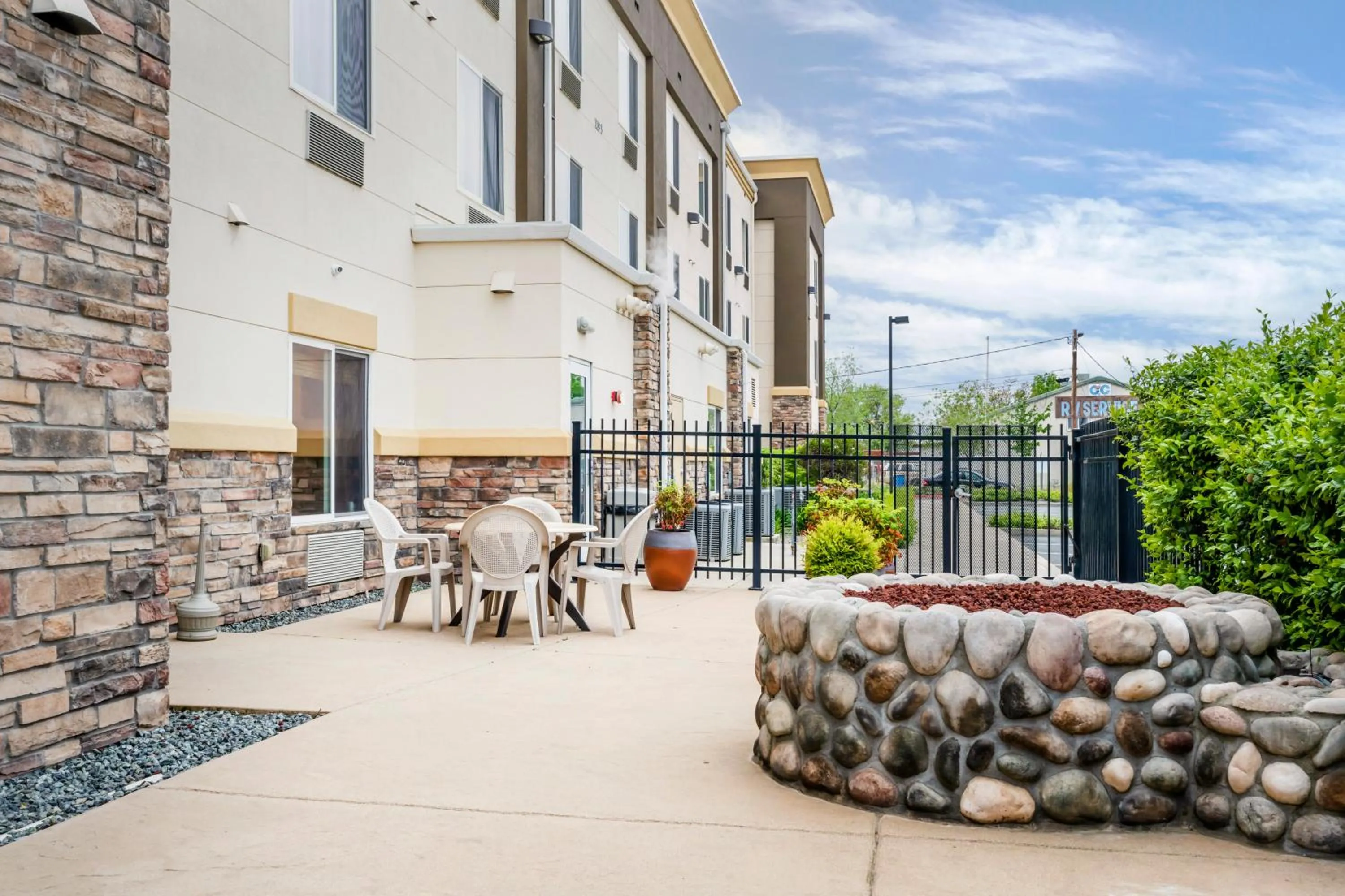 Patio in Comfort Suites Redding - Shasta Lake