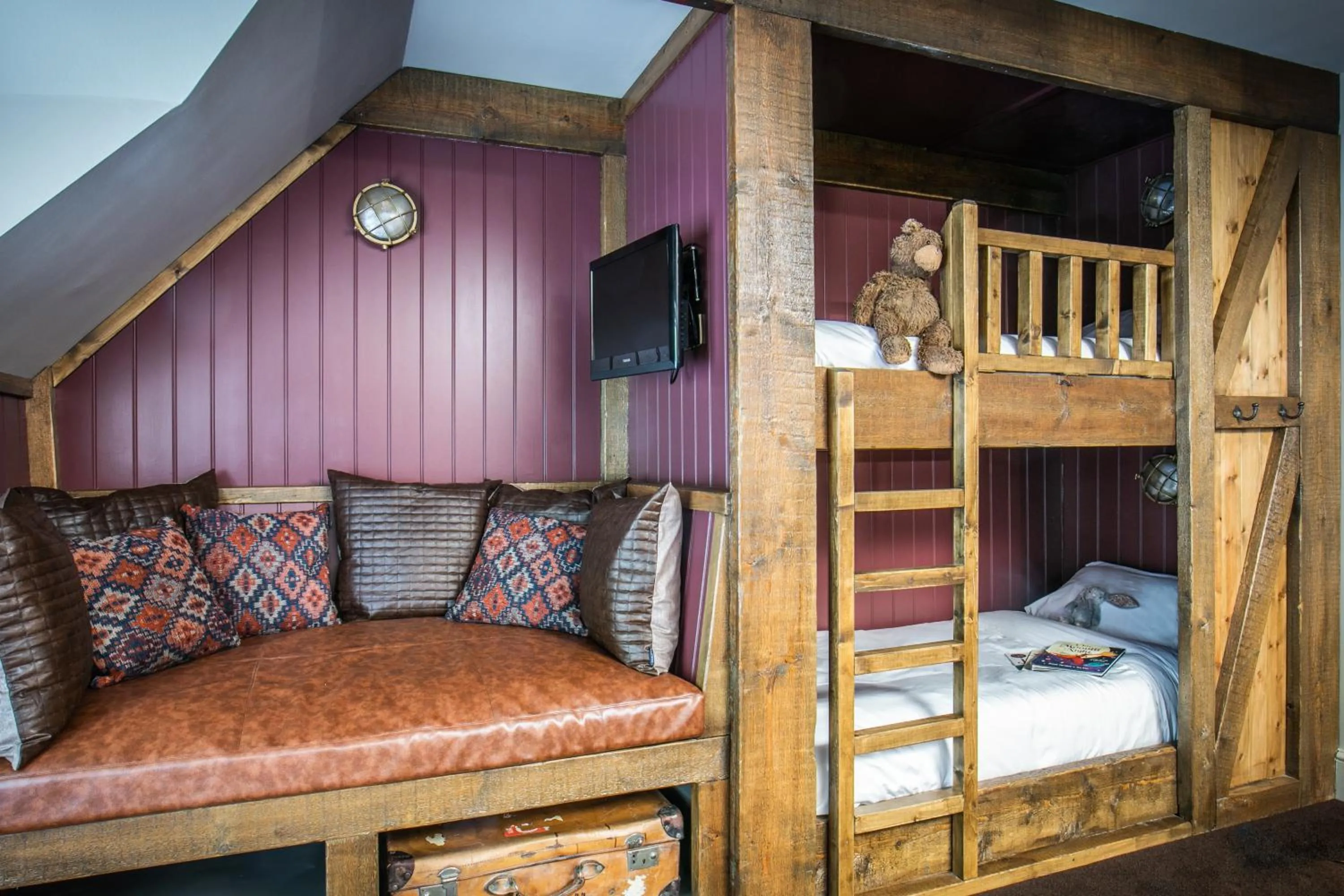 bunk bed, Bed in The Bath Hotel