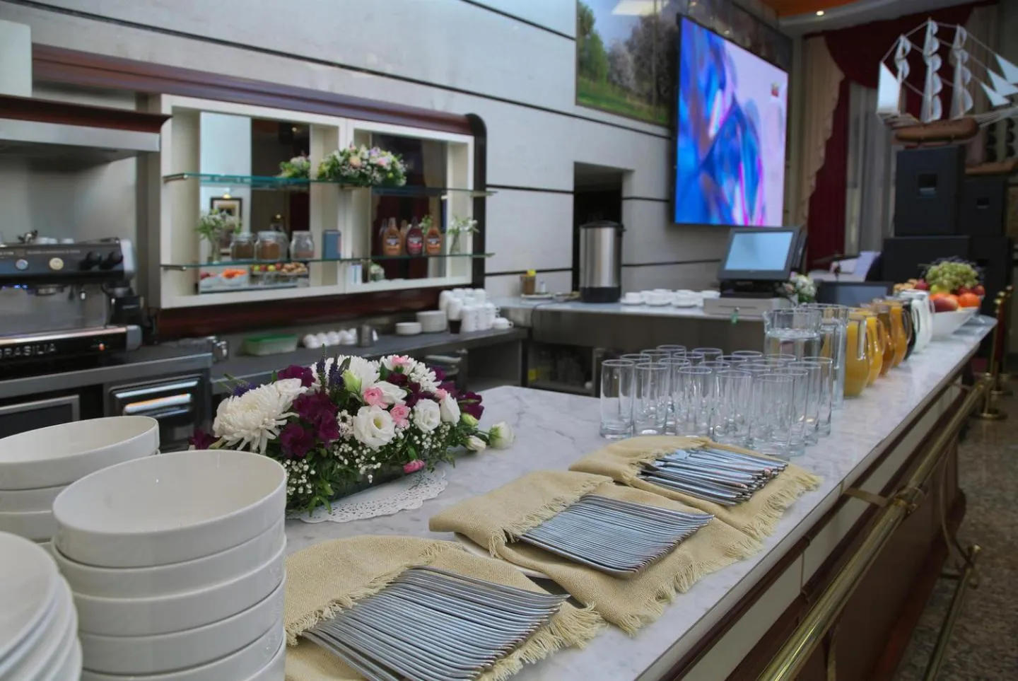 Restaurant/places to eat in Grand Voyage Hotel