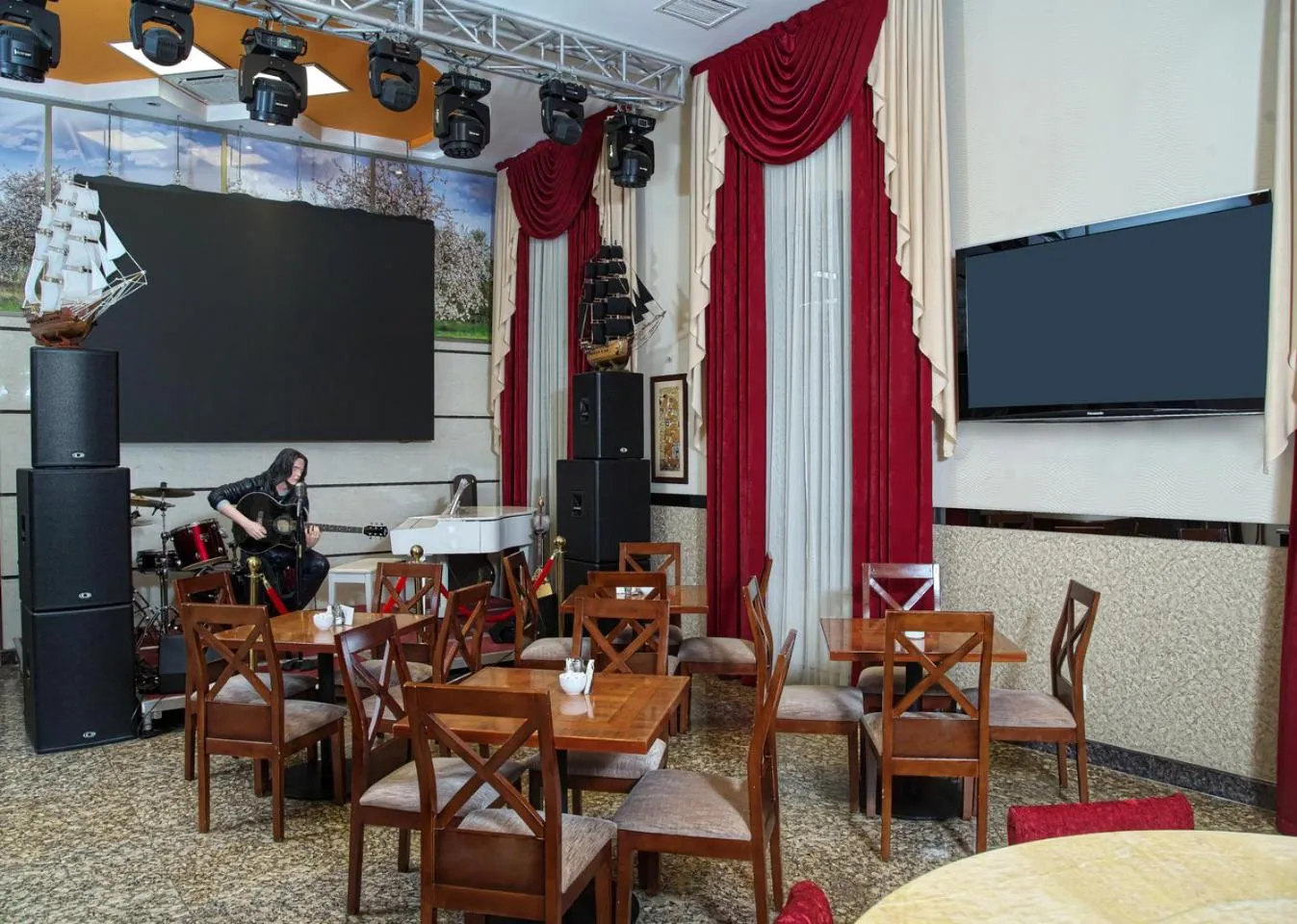 Restaurant/places to eat in Grand Voyage Hotel