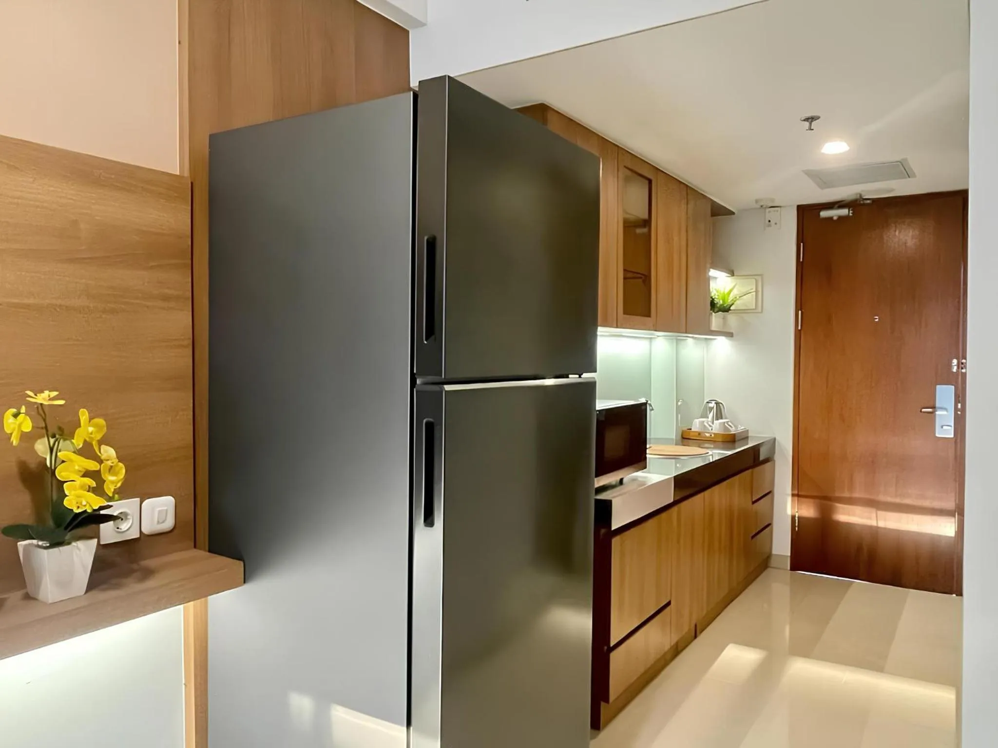 Kitchen or kitchenette in Ramada Encore by Wyndham Bali Seminyak