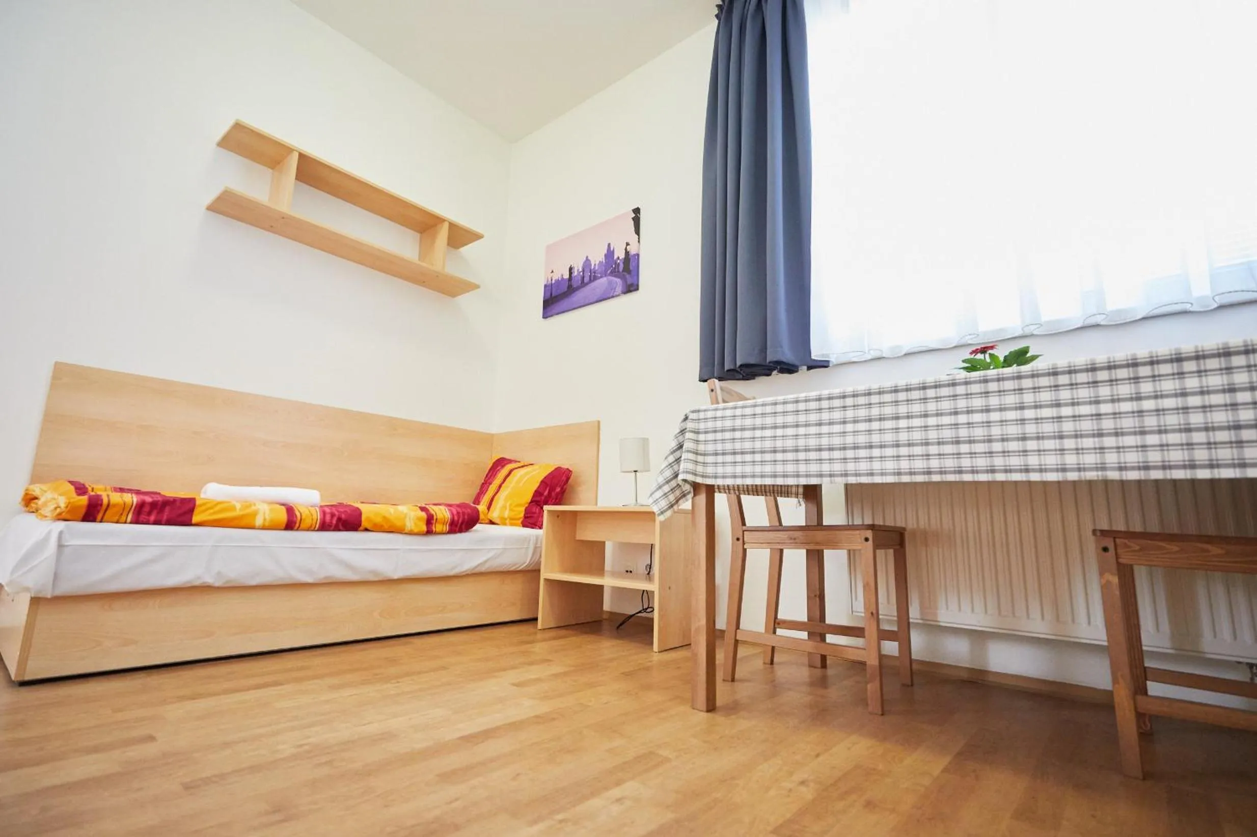 Seating area, Bed in University Hotel