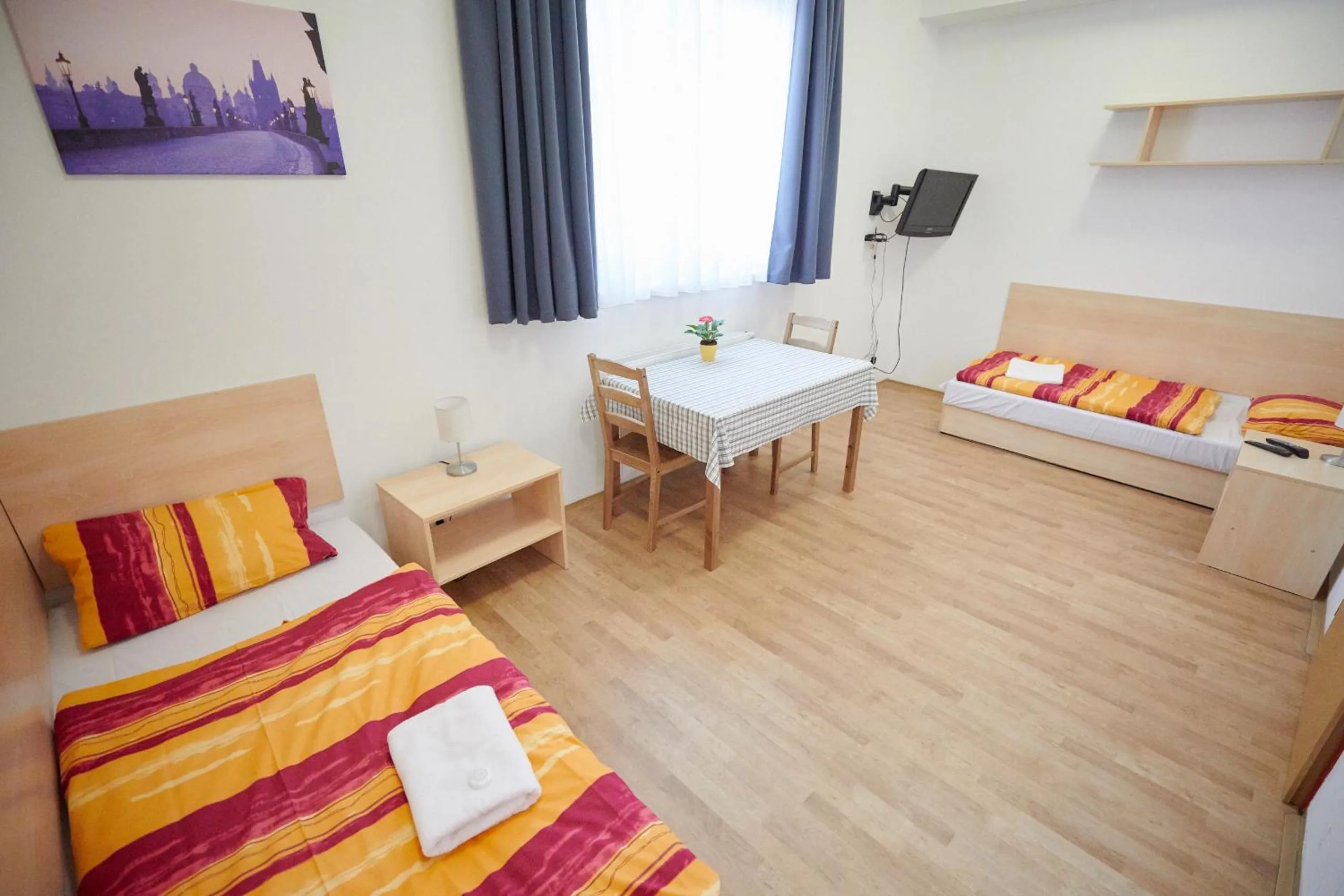 Seating area, Bed in University Hotel