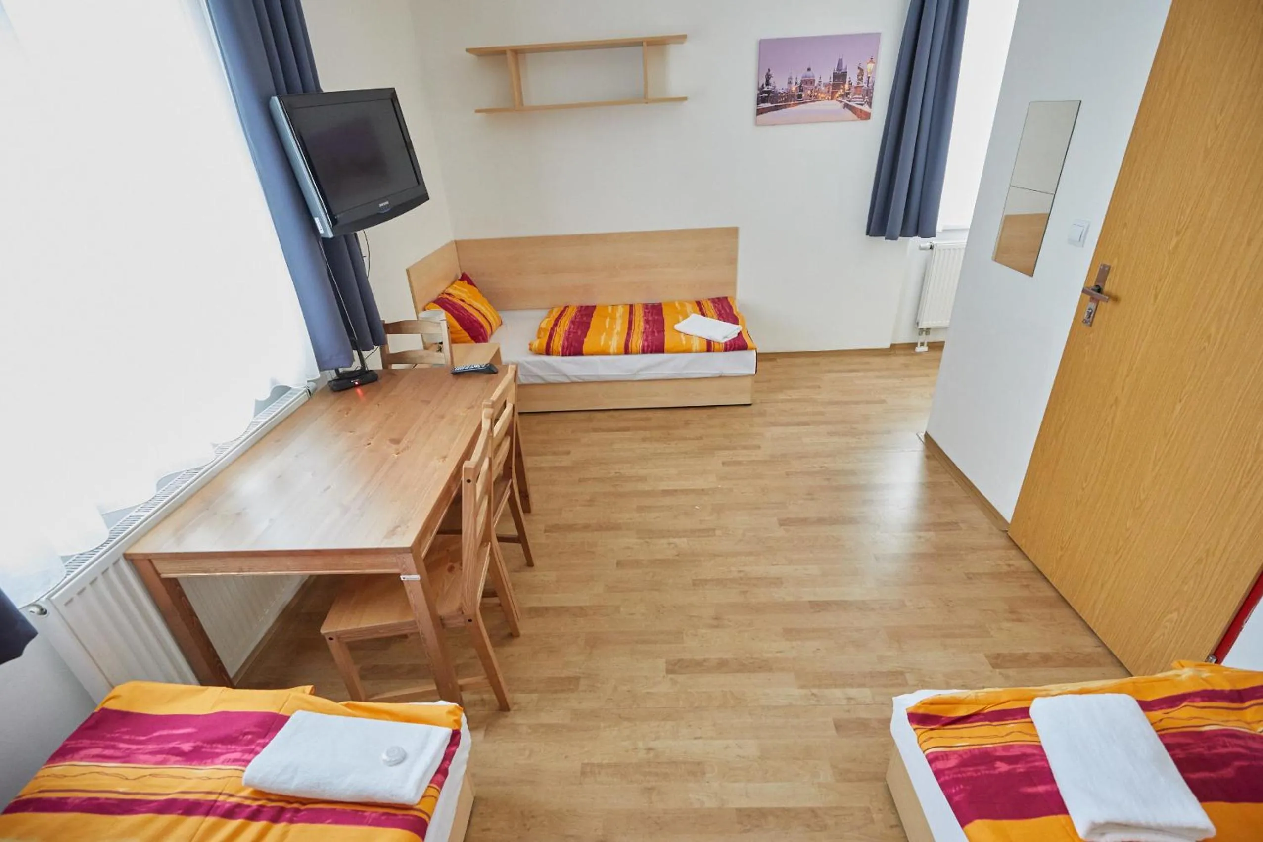 Seating area, Bed in University Hotel