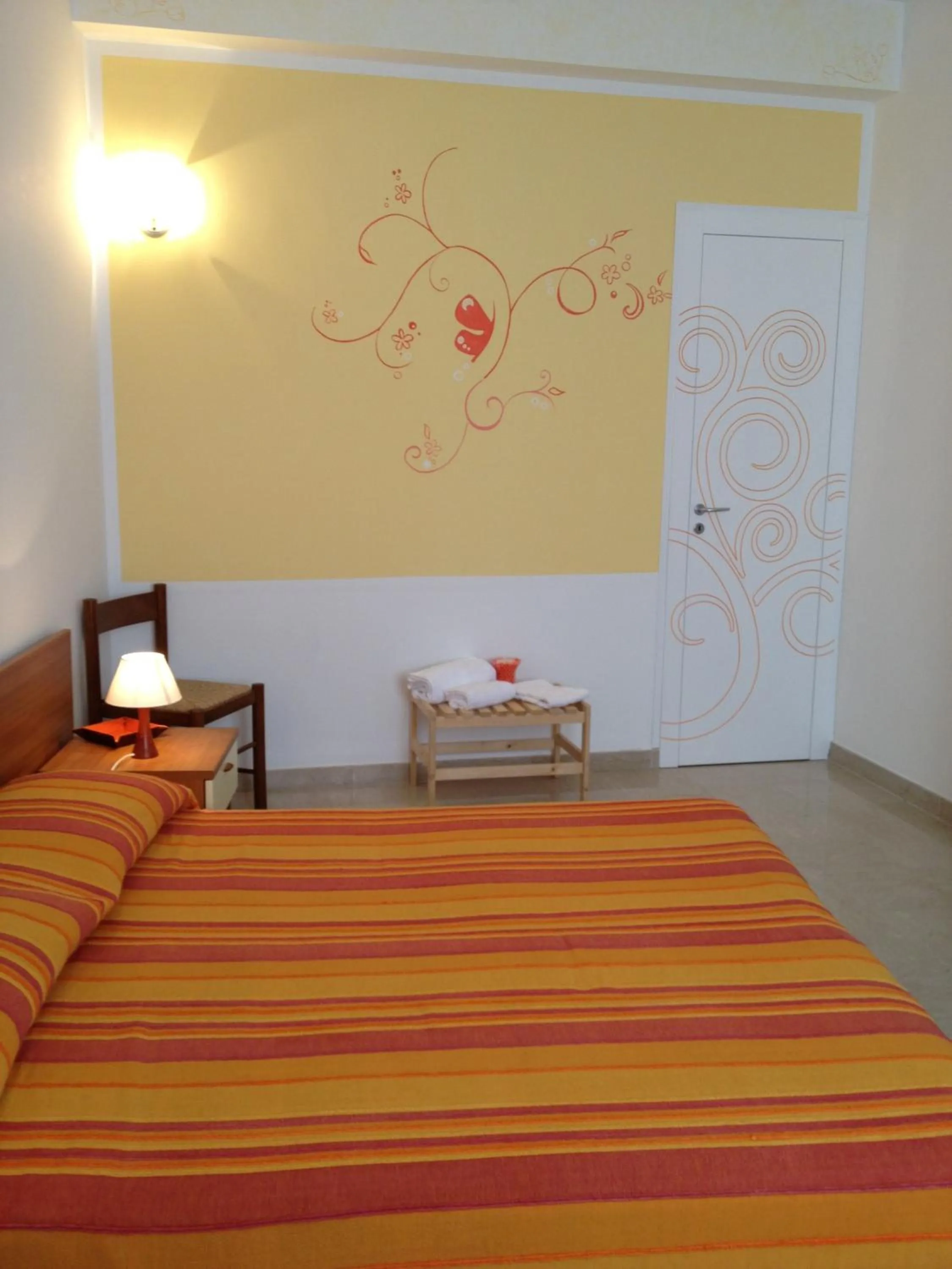 Photo of the whole room, Bed in Orange Paradise b&b
