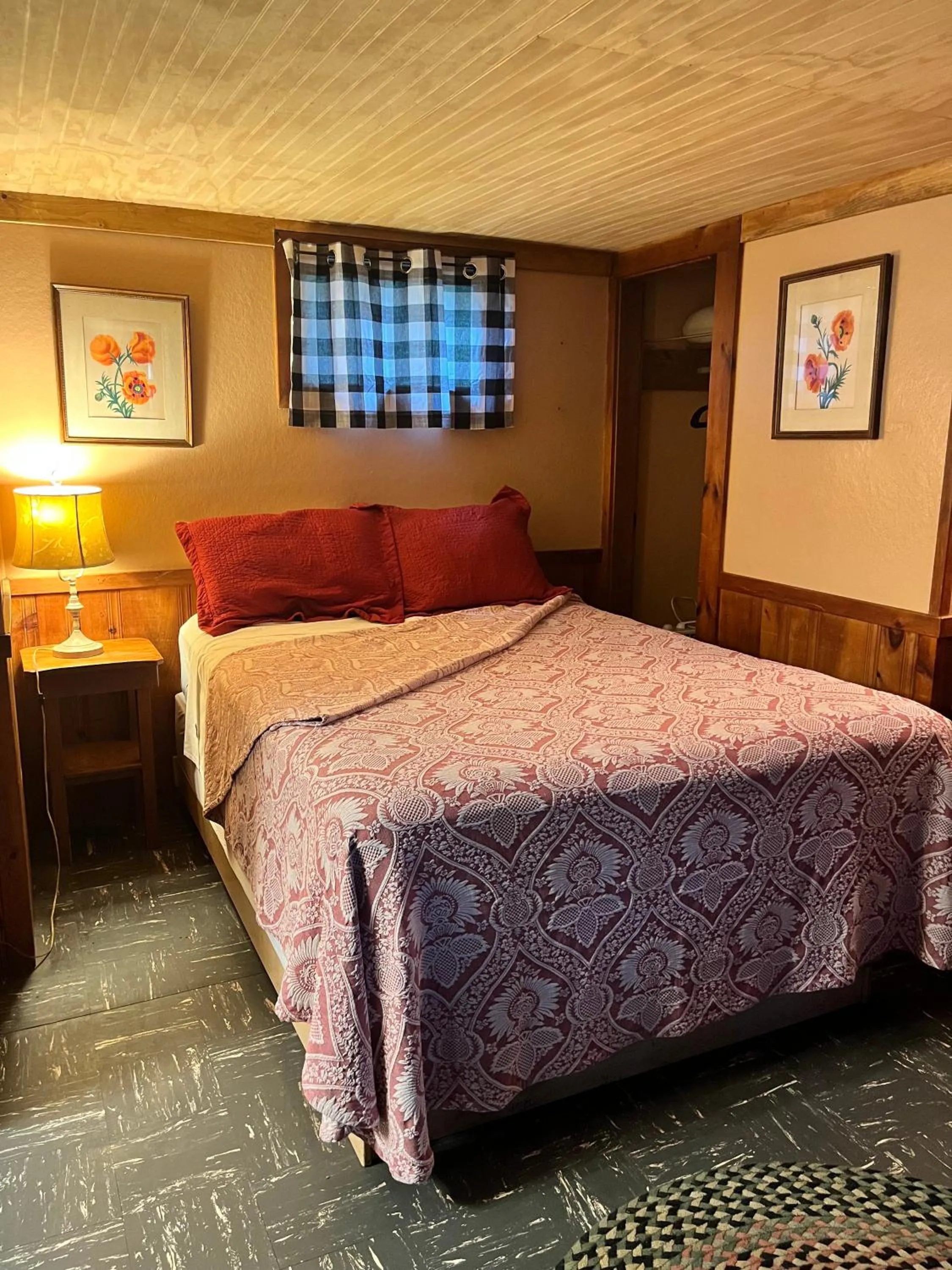 Bed in Cottage Place on Squam Lake