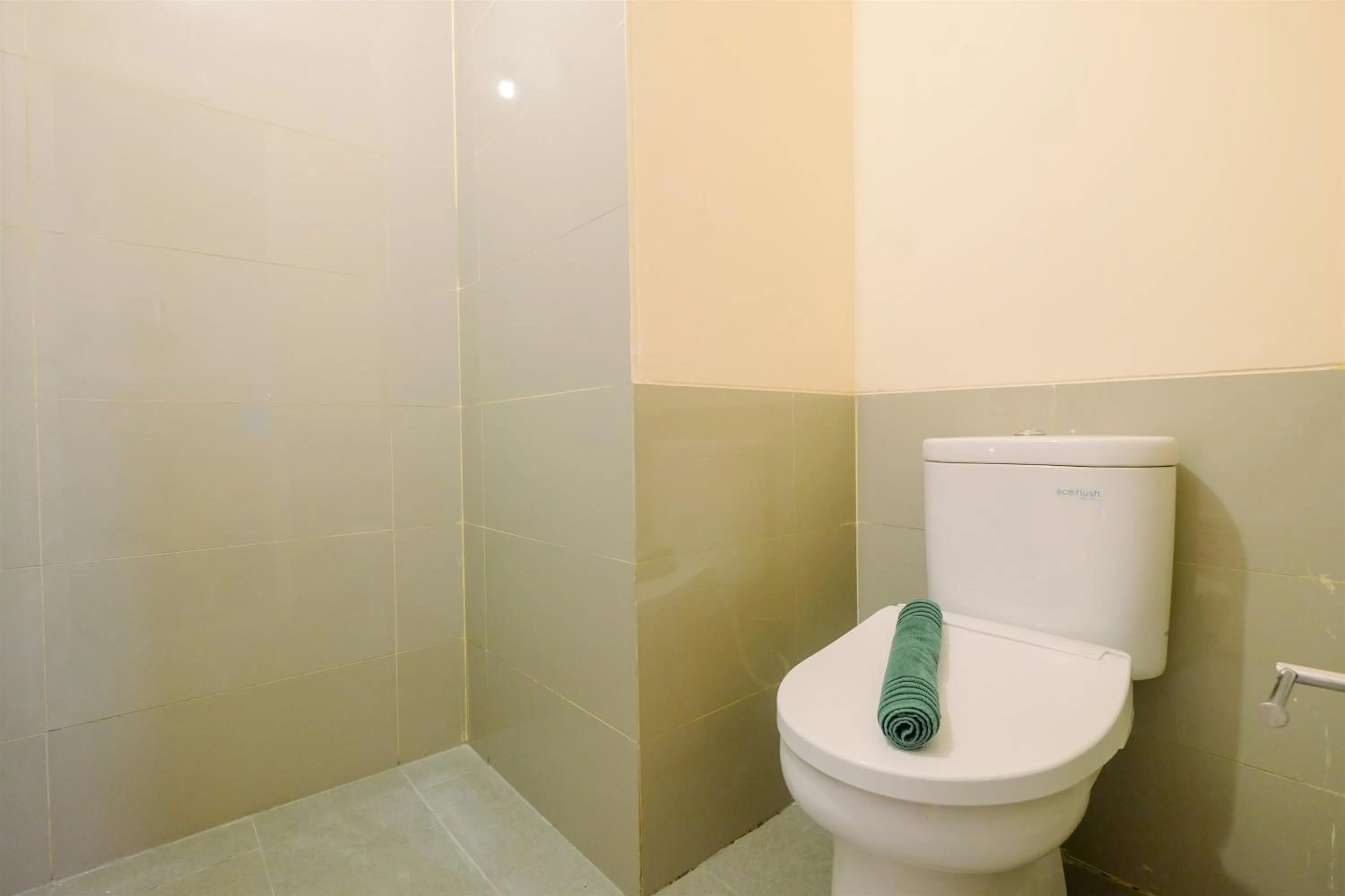 Bathroom in Studio Best Rate at Kebayoran Icon Apartment near Gandaria City By Travelio