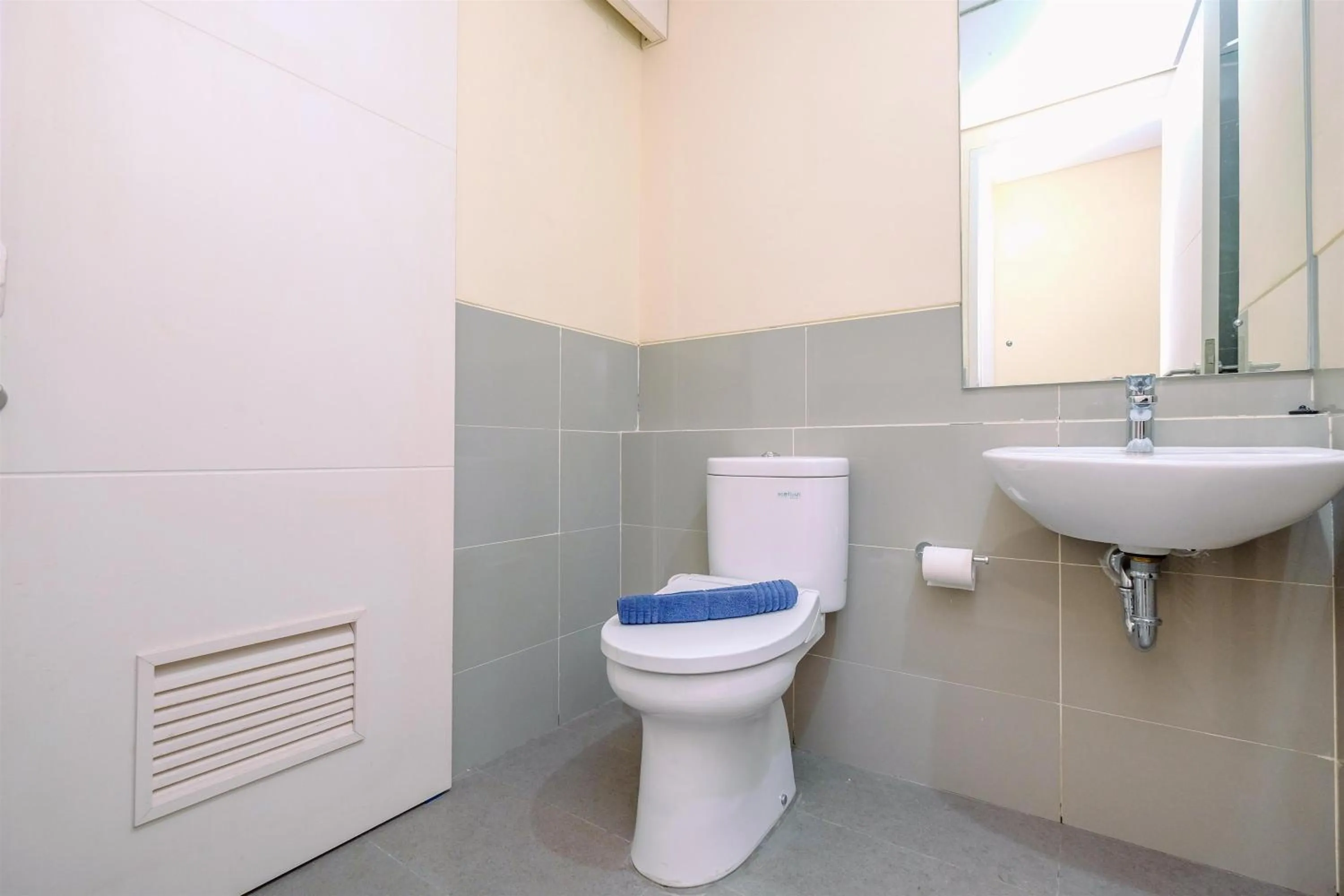 Bathroom in 2BR Best Rate Kebayoran Icon Apartment near Gandaria City By Travelio