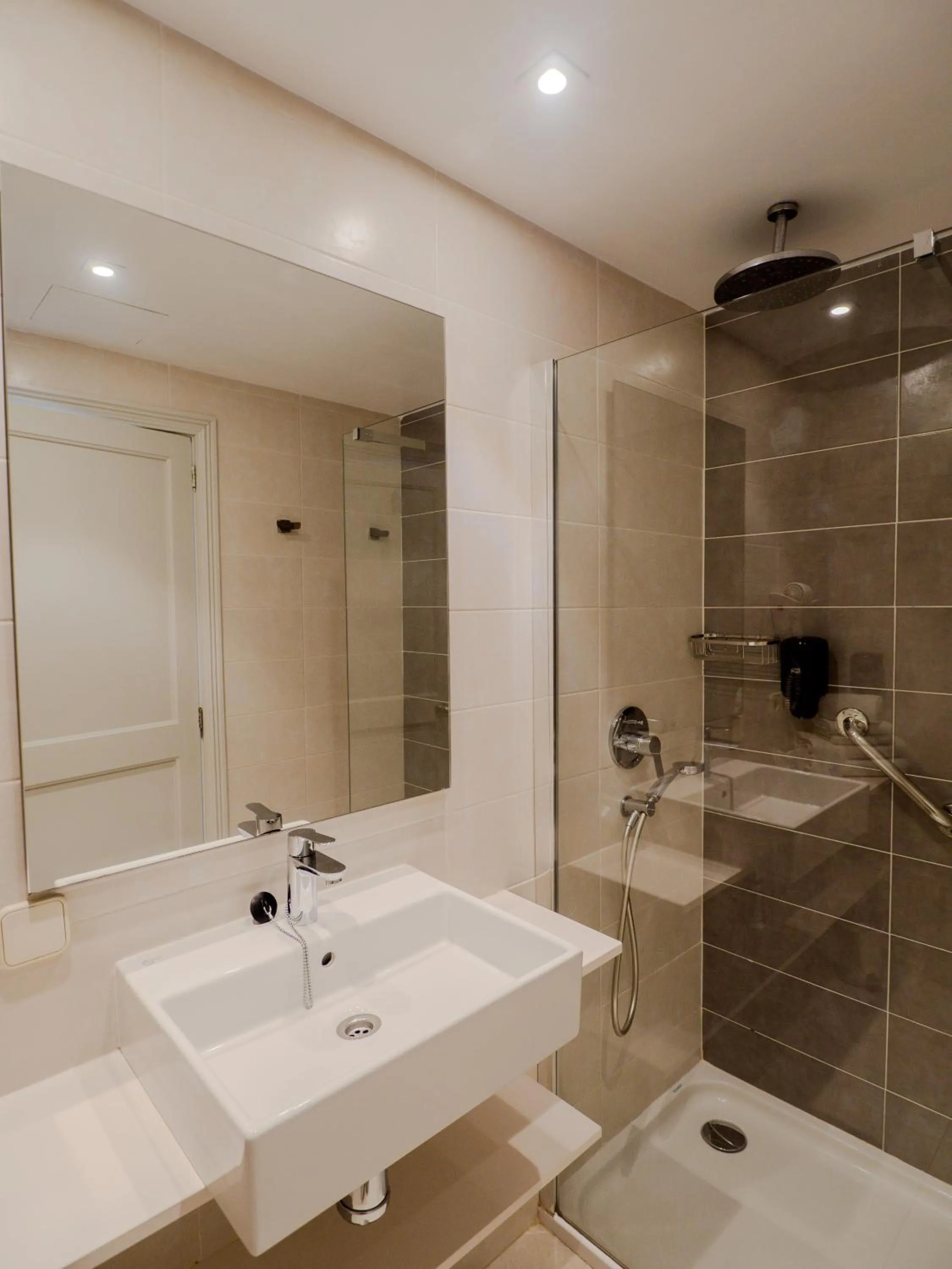 Shower in Hotel La Santa Maria