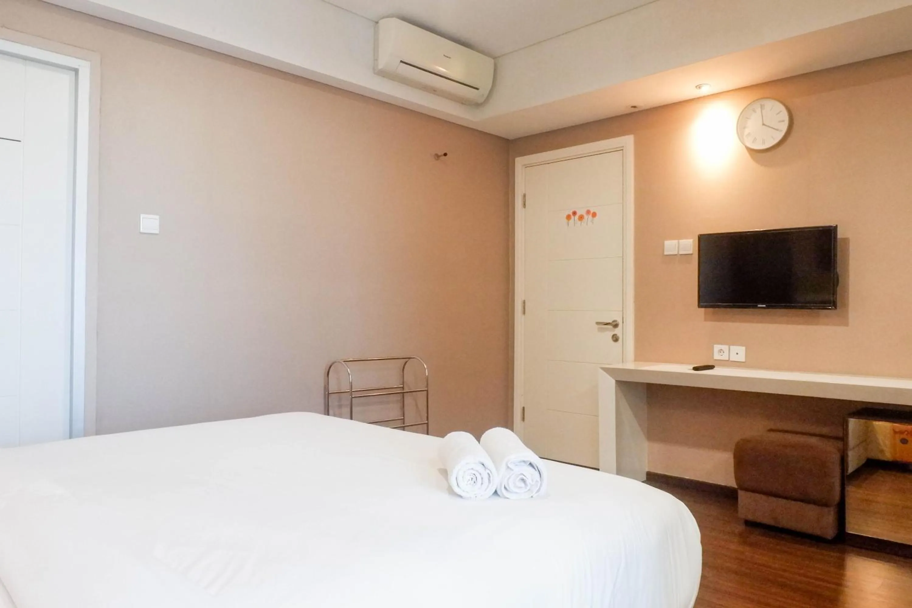 Bed in Scenic Modern 2BR Apartment at Trillium Residence By Travelio