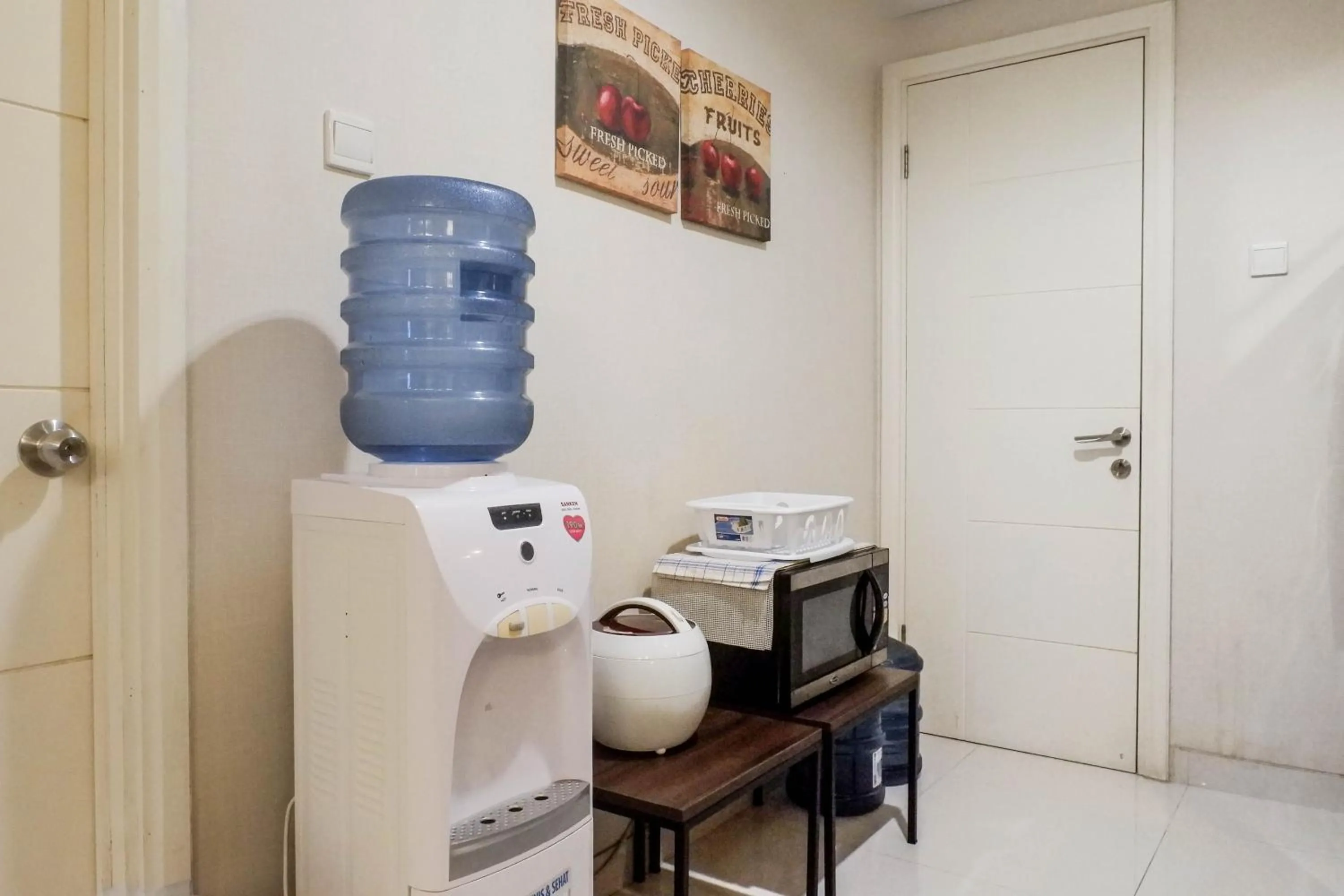 Kitchen or kitchenette in Scenic Modern 2BR Apartment at Trillium Residence By Travelio